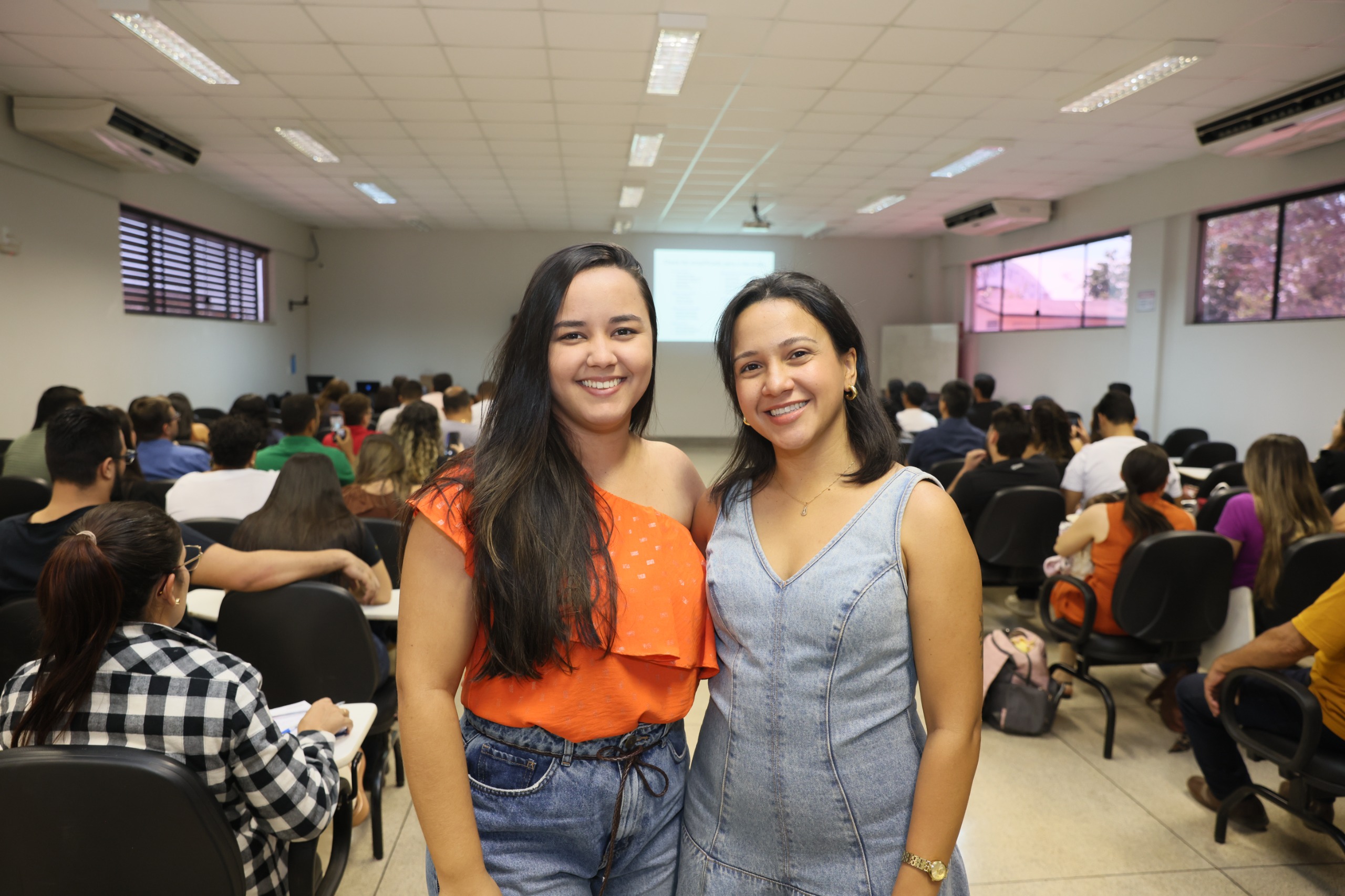 As médicas veterinárias  Juliana Lima, de Miracema do Tocantins, e Ranielly Mendonça, de Paraíso do Tocantins, prestigiaram o evento sobre o Programa de Autocontrole (PAC)