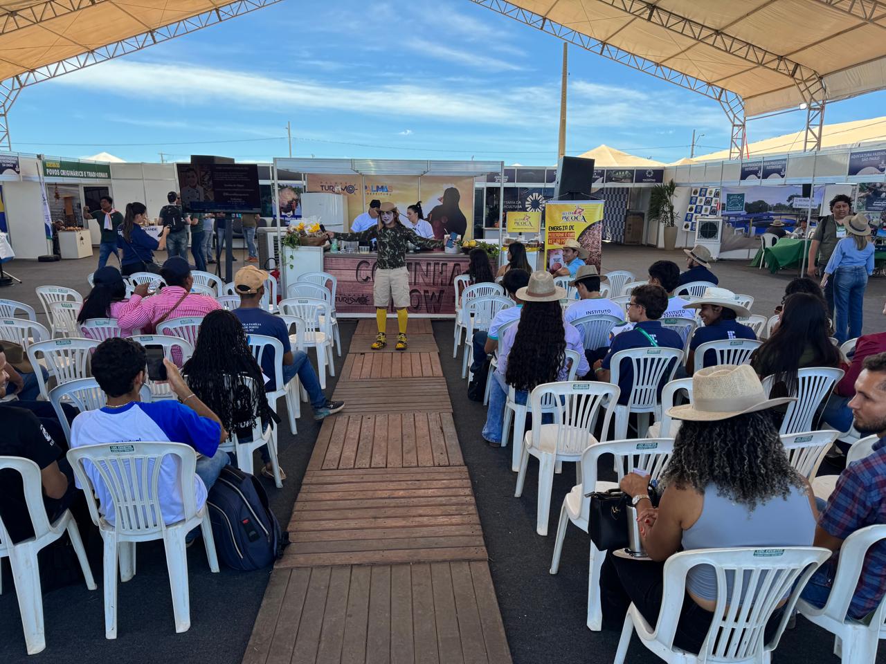 Palhaço Cocada anima o público durante Cozinha Show