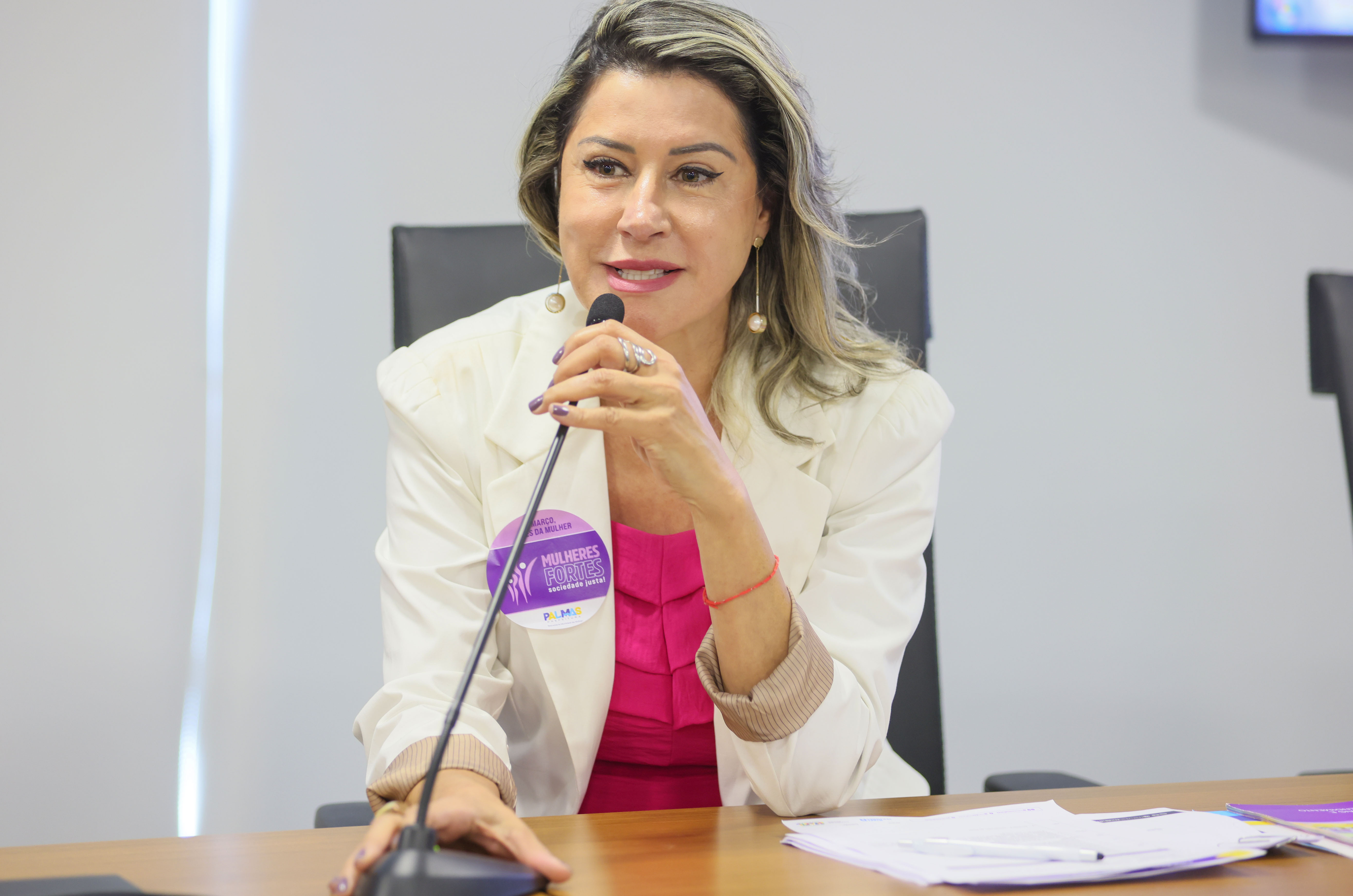 Maura Luciane Sousa, coordenadora do Fortalecimento da Rede de Atendimento, destacou a importância desse primeiro encontro para todos os representantes, servidores e profissionais que irão integrar a Casa da Mulher Brasileira e juntos construir um futuro mais forte e acolhedor para as mulheres 
Foto: Júnior Suzuki