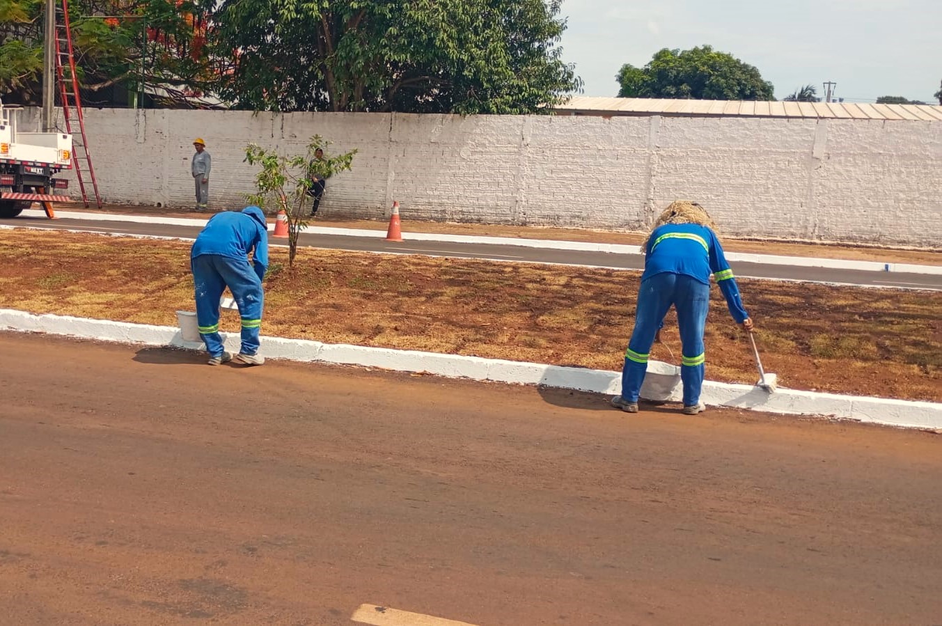 Prefeitura finaliza serviços de limpeza na Avenida Goiás, no Jardim Aureny II