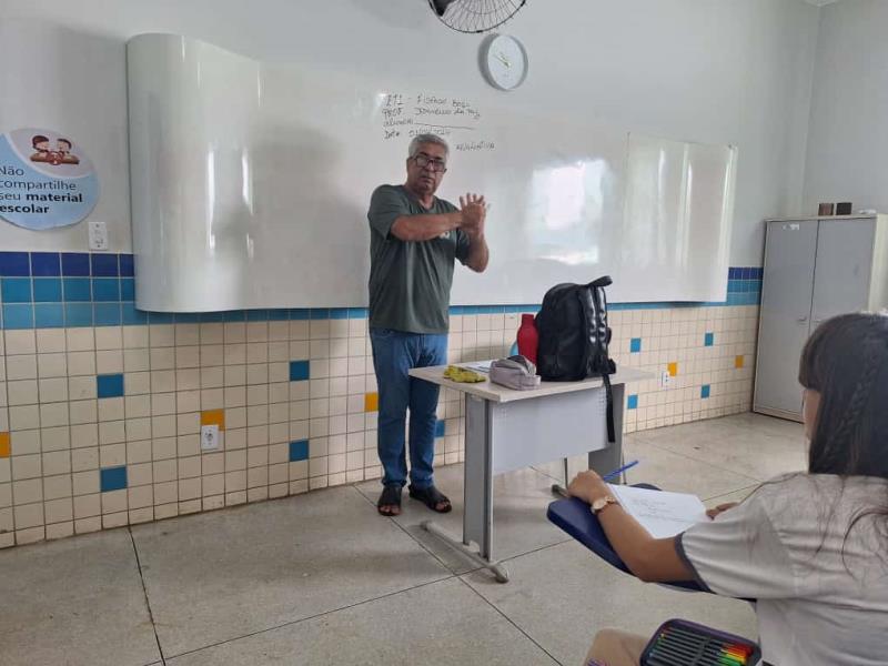 Professor ministra aulas de Libras em escola rural do Município
