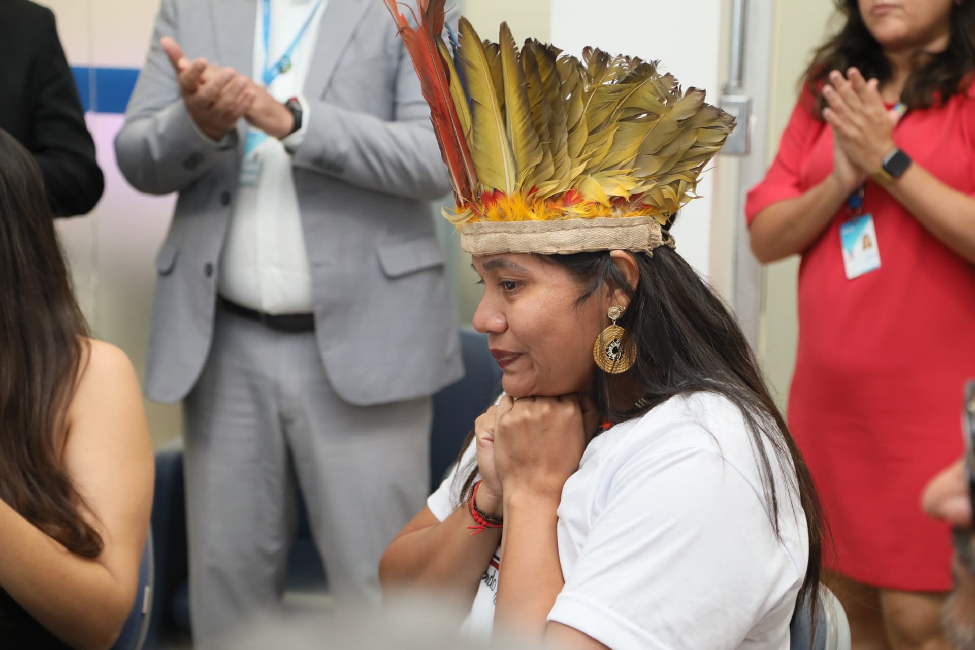 Representando os beneficiários Vanessa Xerente se emociona ao falar da realização do sonho da casa própria - Foto Edu Fortes