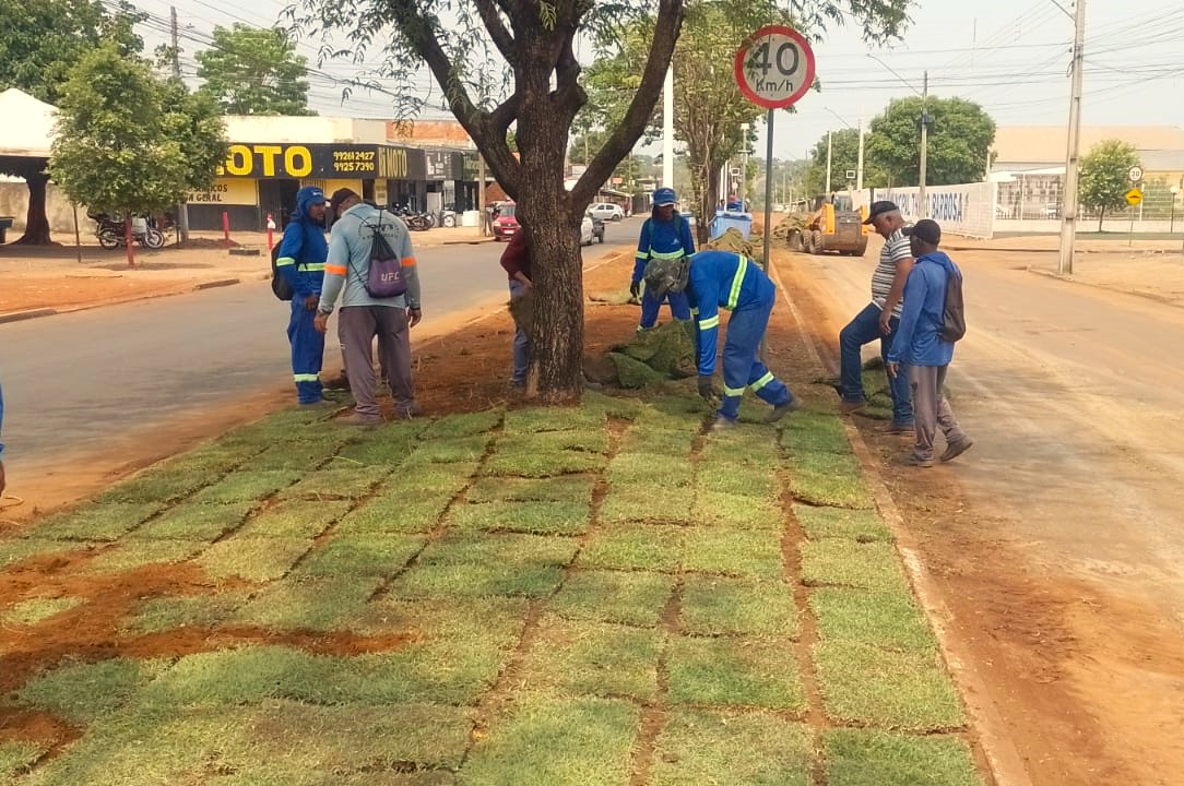 Entre tantos serviços na Avenida Goiás, Jd. Aureny II, houve a plantação das placas de grama