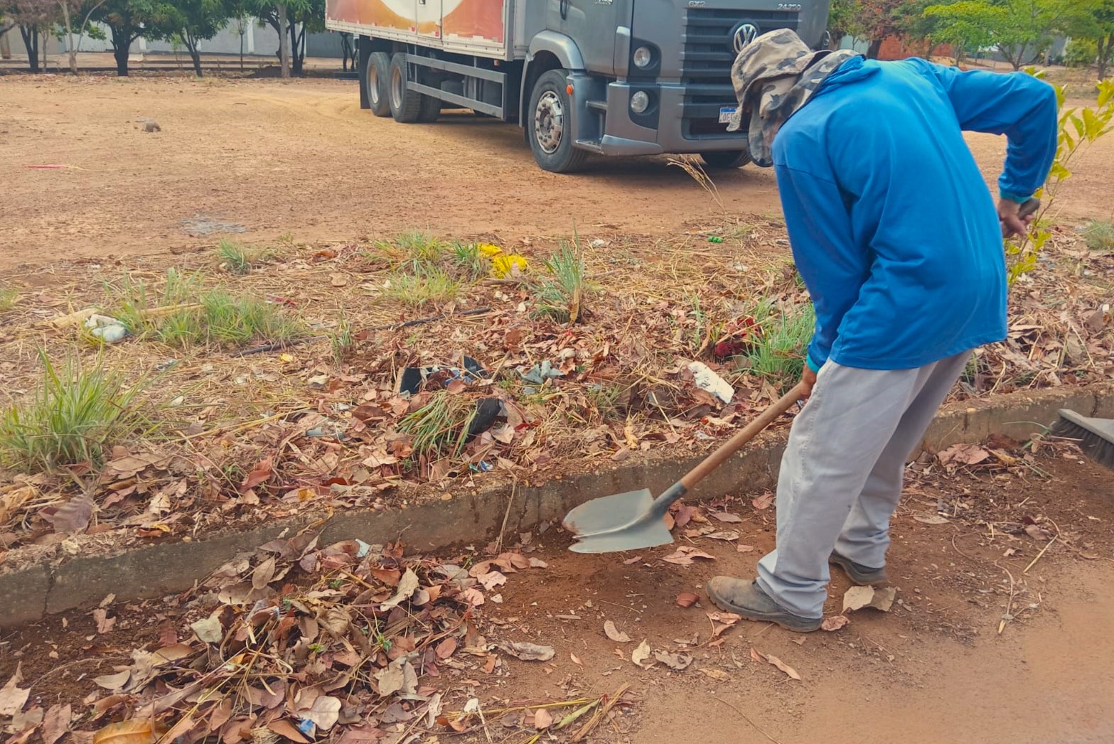 Limpeza nas avenidas do Jardim Aureny 4