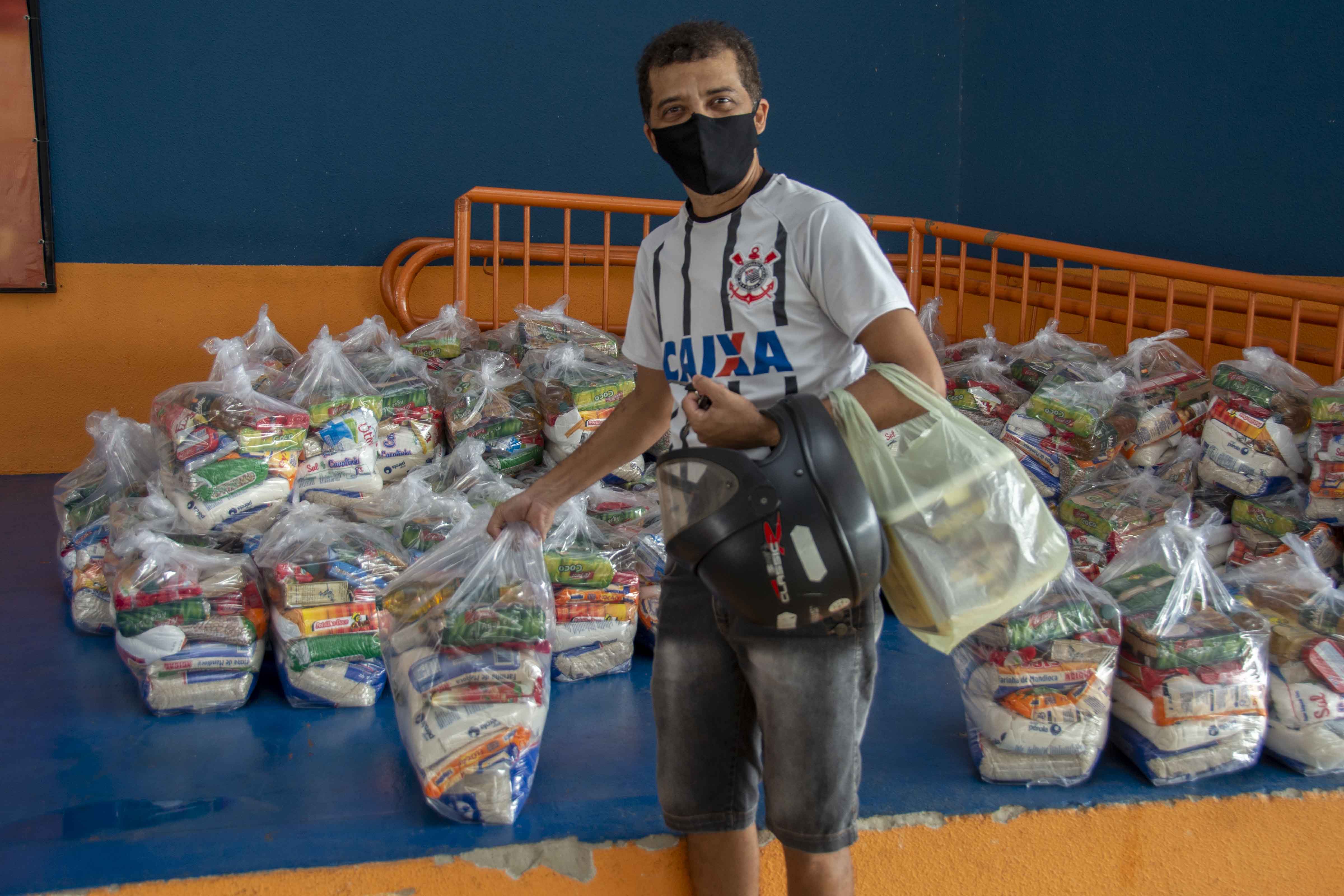 Mototaxistas e profissionais da área cultural receberam kit alimentação nesta sexta-feira, 08