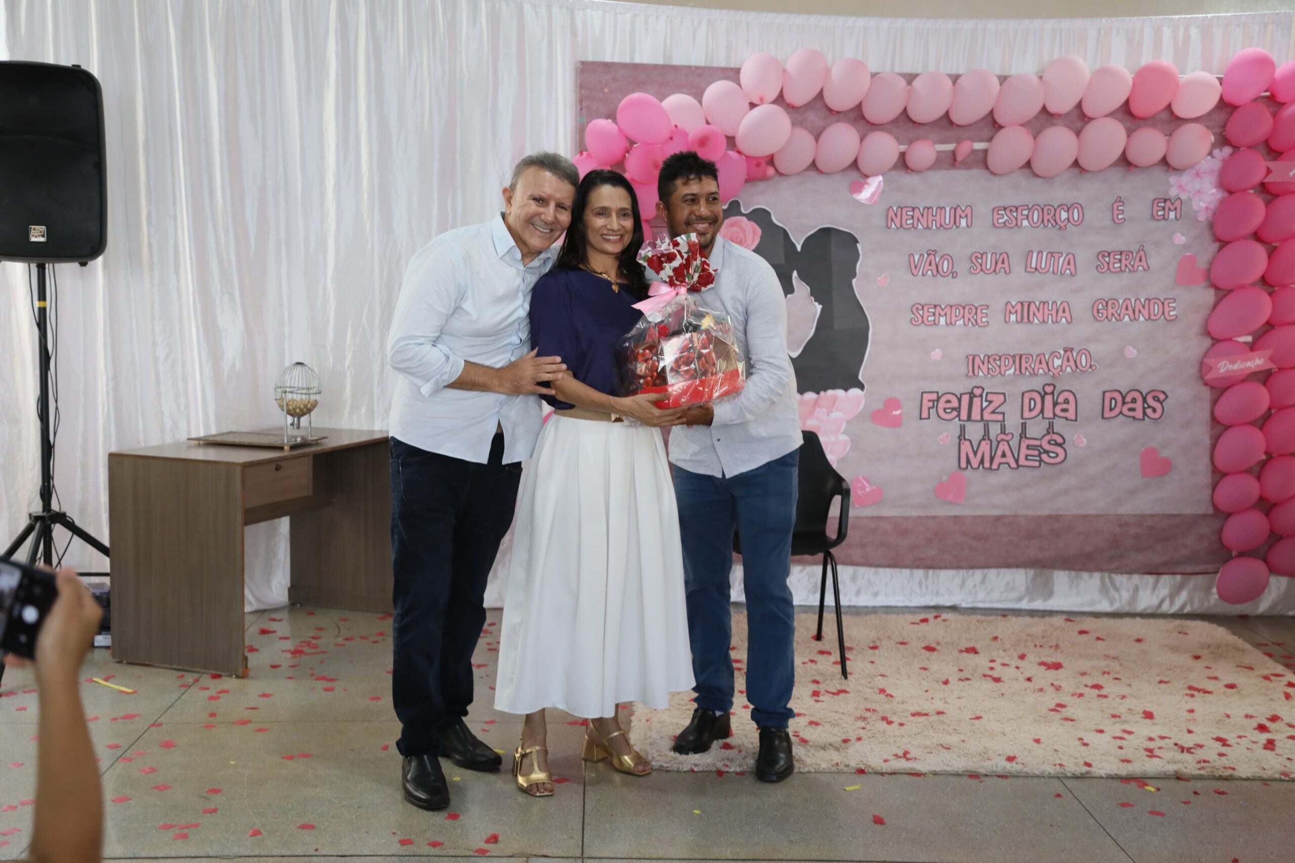 Prefeito de Palmas e primeira-dama participam de comemoração ao Dia das Mães no Jardim Taquari