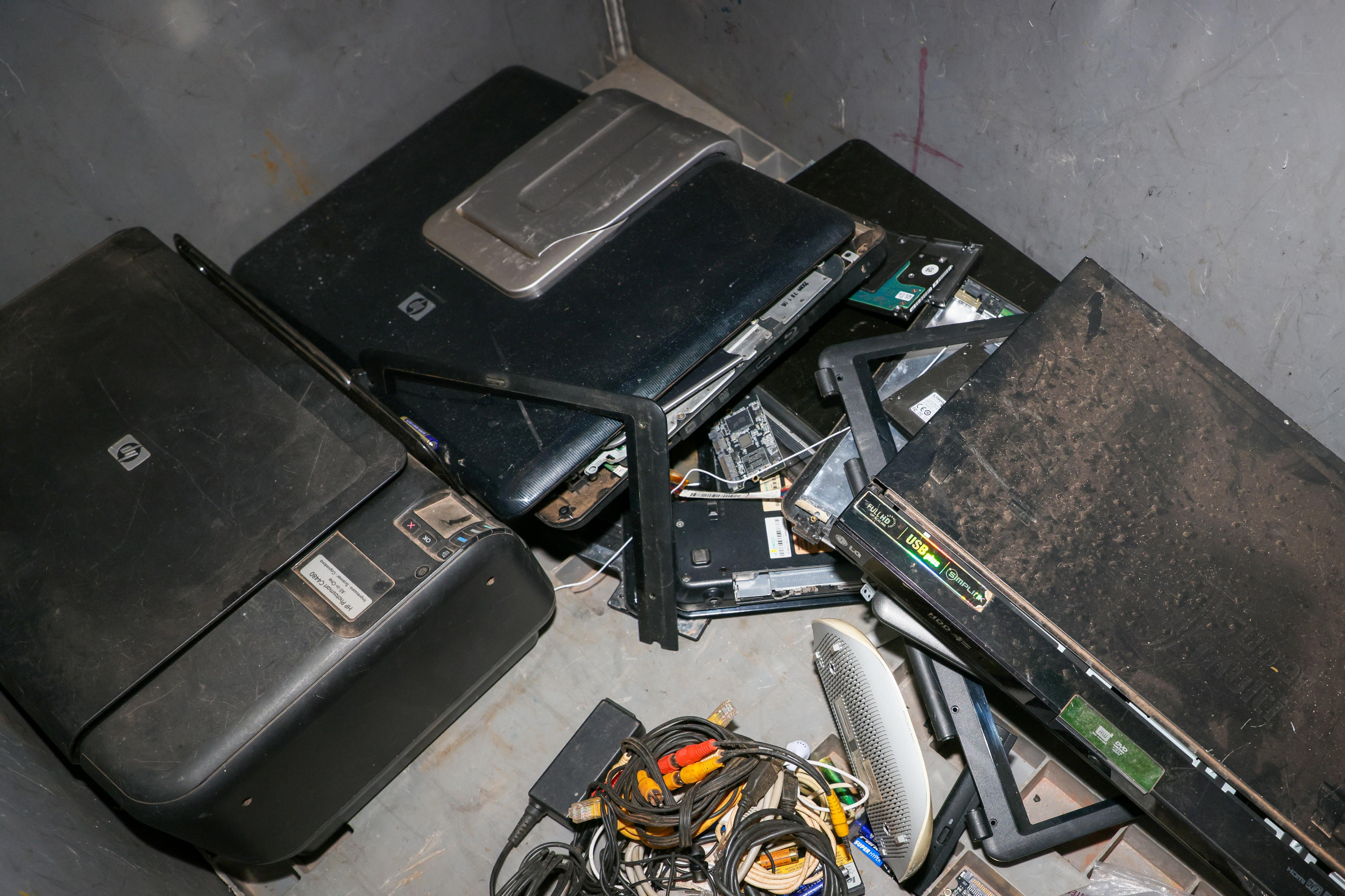 Impressora, aparelho de DVD, monitor e notbook são descartados na Feira da 304 Sul