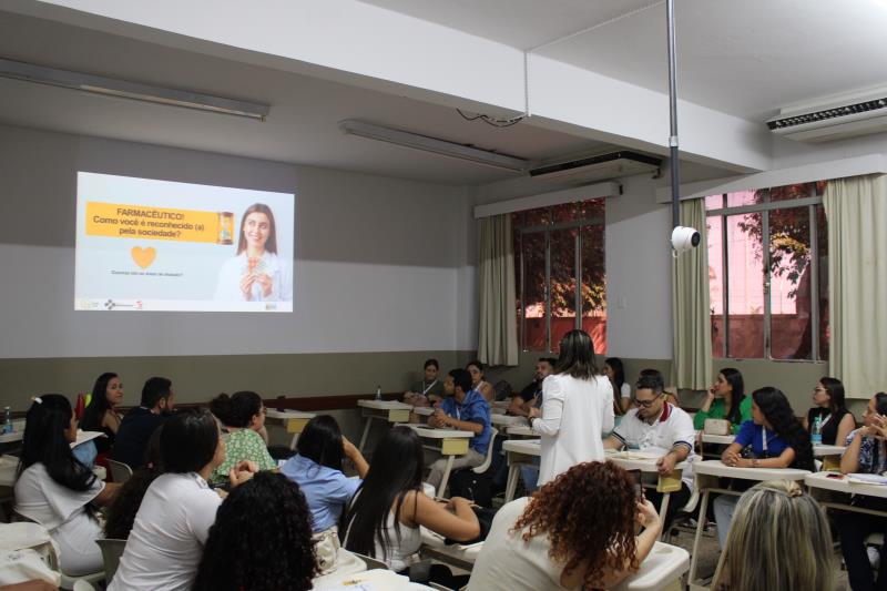 Cerca de 35 crianças do Maternal I degustaram diversos sabores de chás naturais