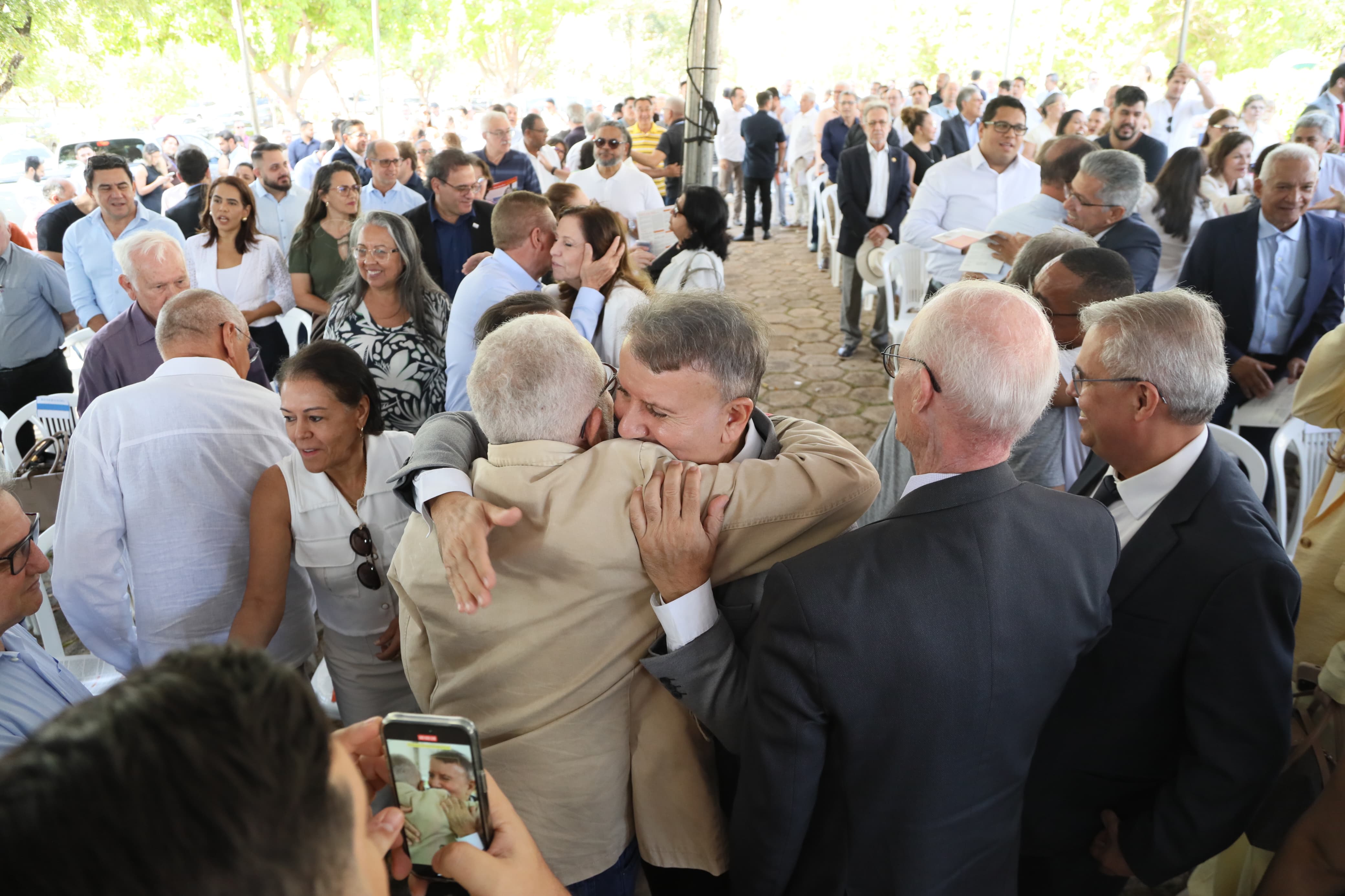 Eduardo Siqueira Campos recebe o carinho dos presentes