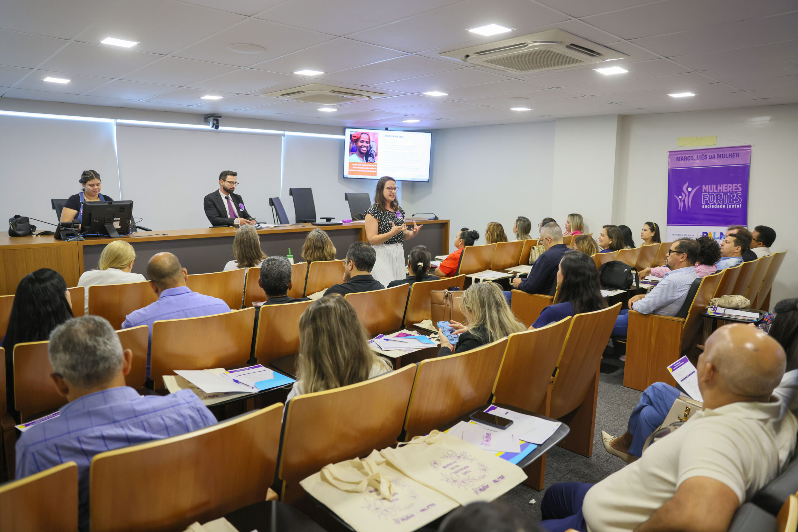 Prefeitura de Palmas promove capacitação para formação da Casa da Mulher Brasileira