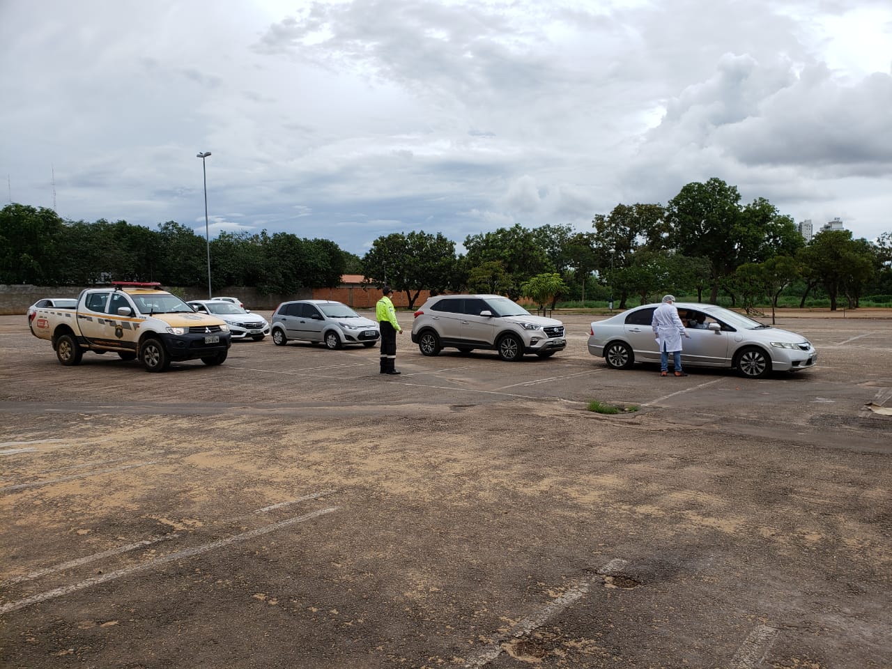 Agentes de trânsito controlam tráfego em posto de vacinação do tipo drive thru
