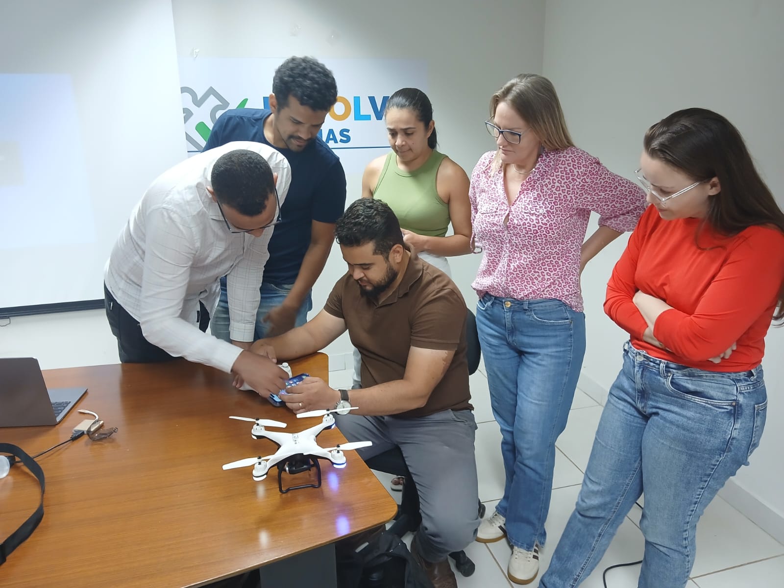 Treinamento inclui aulas teóricas e práticas sobre pilotagem