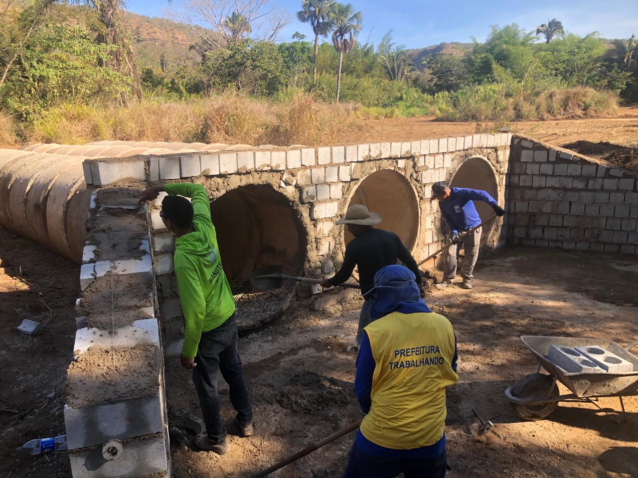 Prefeitura constrói bueiro triplo sobre Córrego Sumidouro para melhorar mobilidade e acesso à obra do novo campo de futebol de Taquaruçu