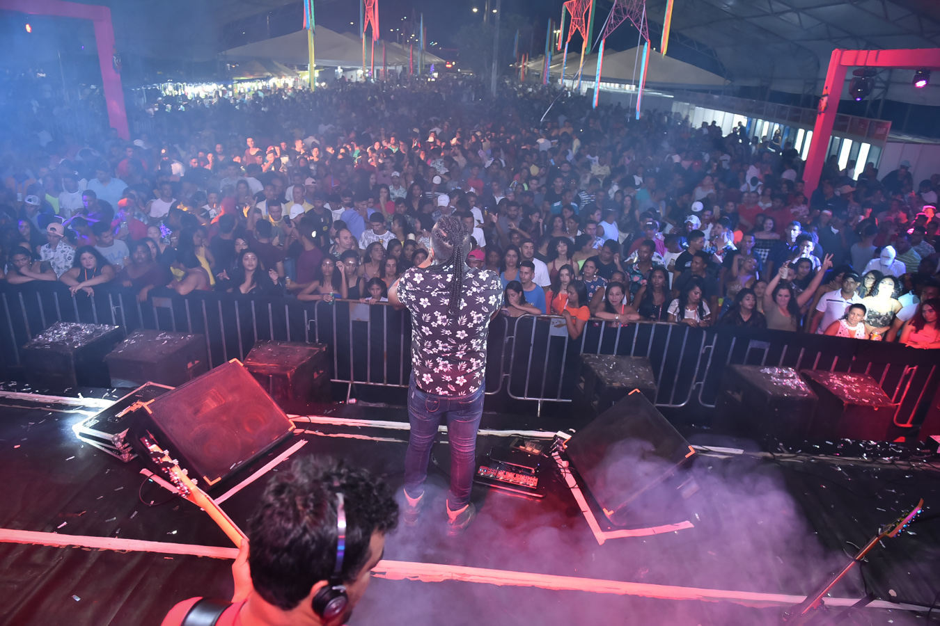 Palmenses lotam penúltima noite do ‘Carnaval do Amor’ ao som de muito axé, samba e pagode; nesta terça, 25, tem 'Barões da Pisadinha'