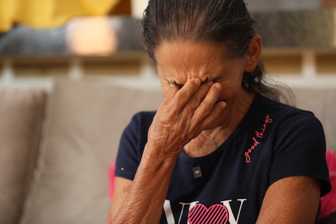 Beneficiada com a entrega da certidão, dona Helena Ferreira se emociona ao receber seu título de propriedade -  Foto: Edu Fortes