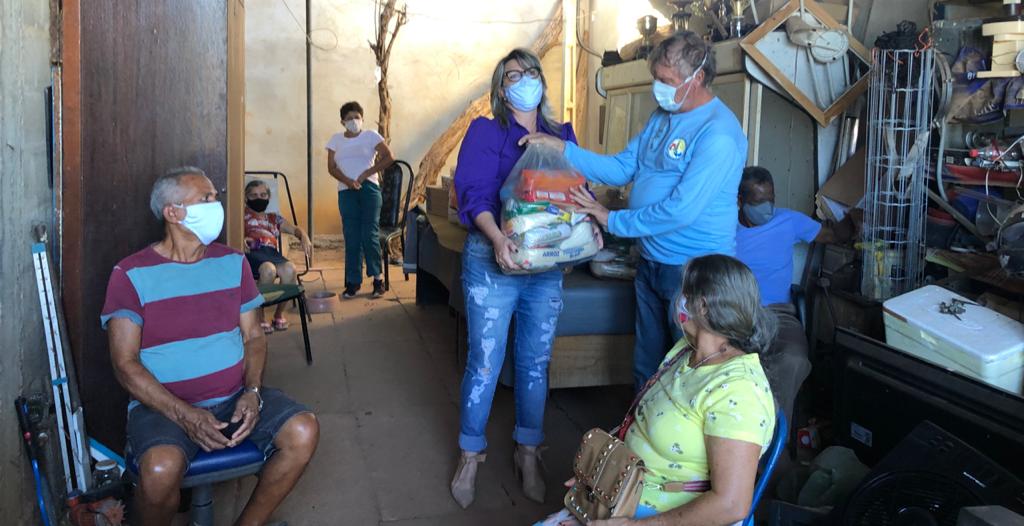 Cestas básicas são entregues para 57 famílias que trabalham com coleta de materiais recicláveis em Palmas