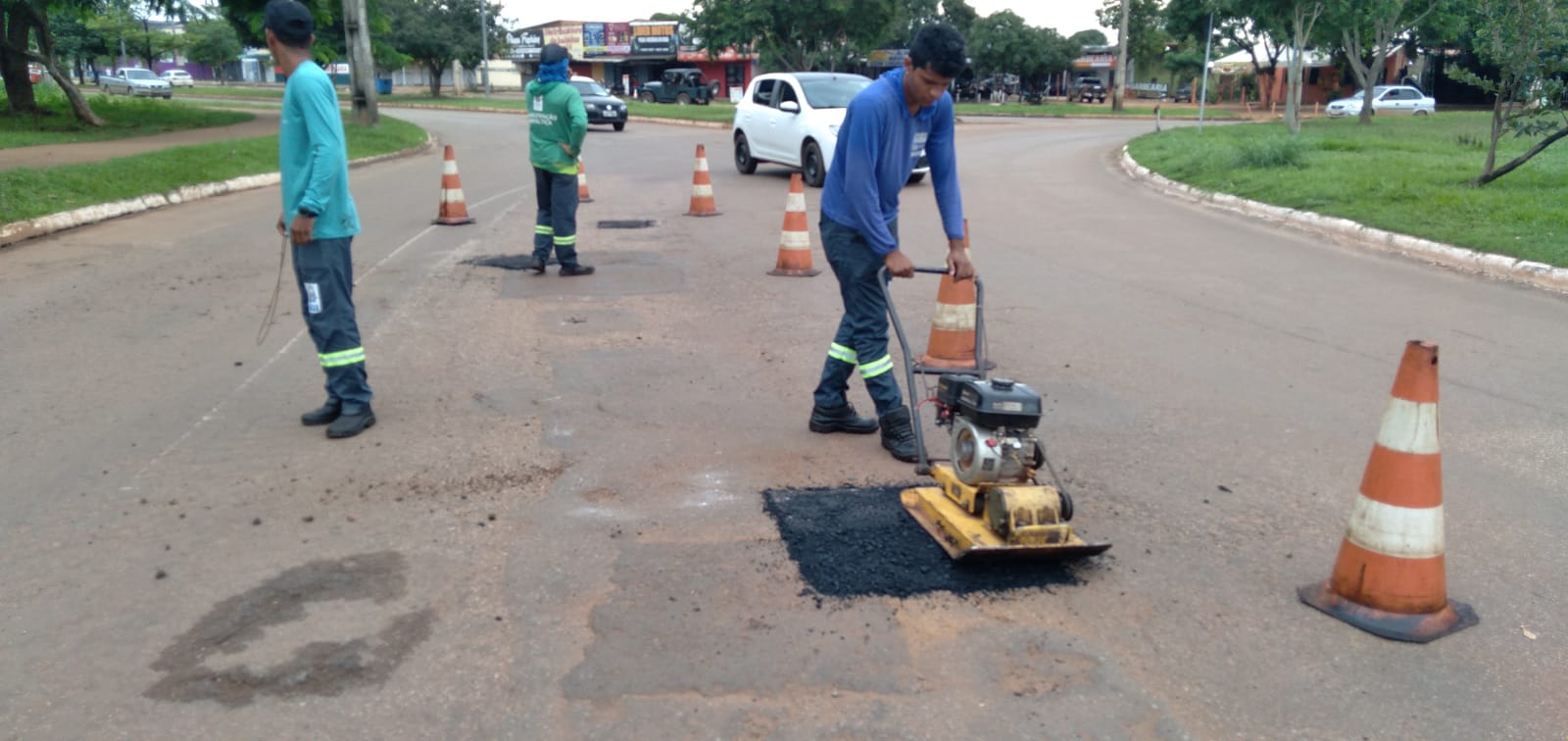 Equipes da Prefeitura seguem com manutenção e reparos em vias públicas do Jardim Aureny III nesta quarta, 26