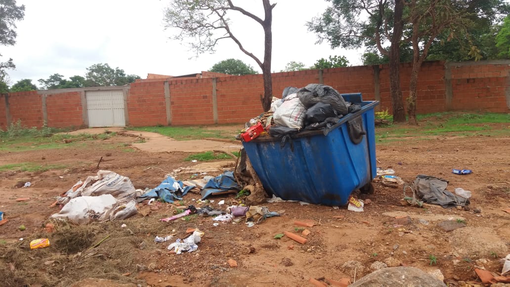 Descarte irregular de carvão e entulho diminui vida útil de contêineres de lixo doméstico