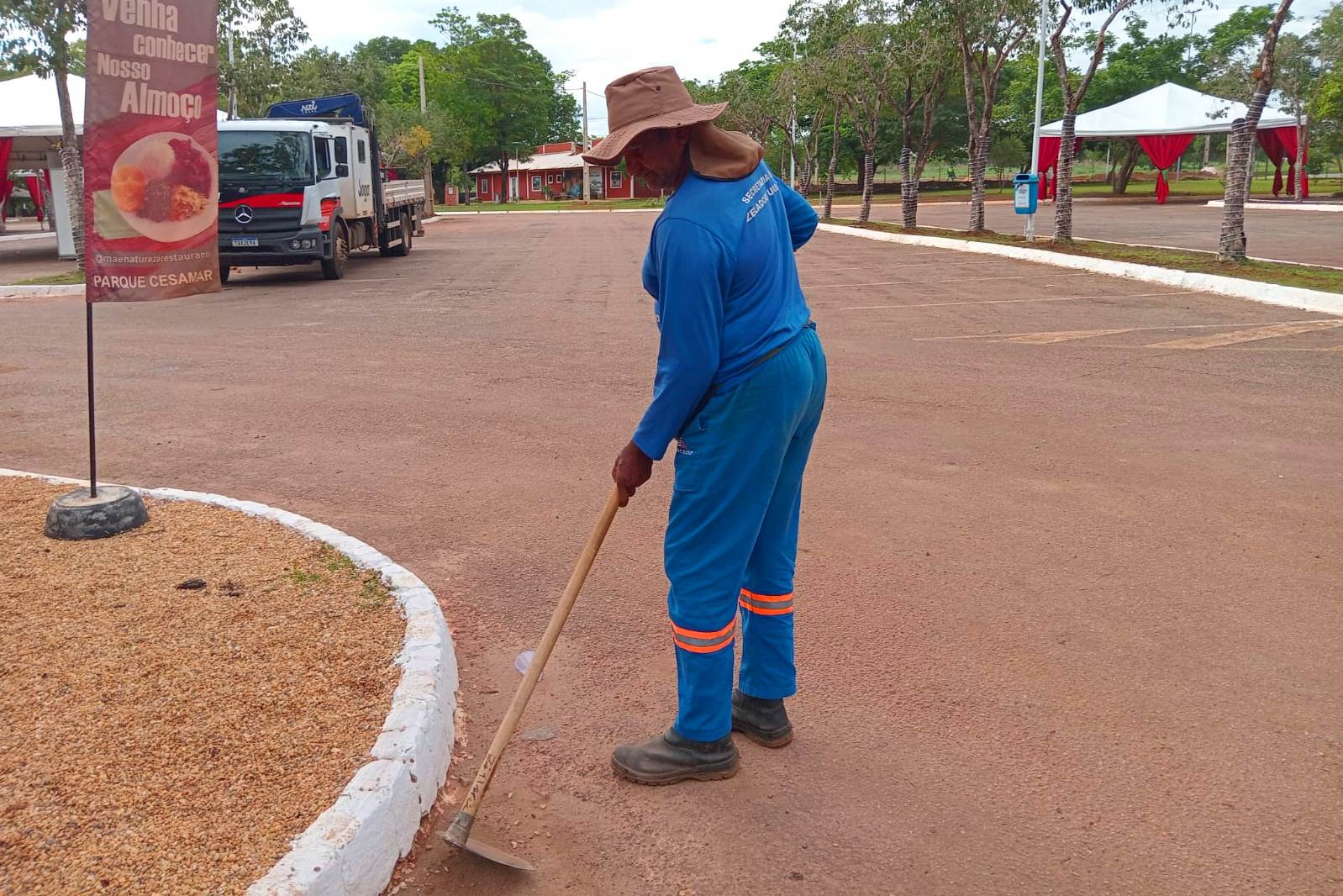 Também houve limpeza no estacionamento, já com a sinalização viária revitalizada