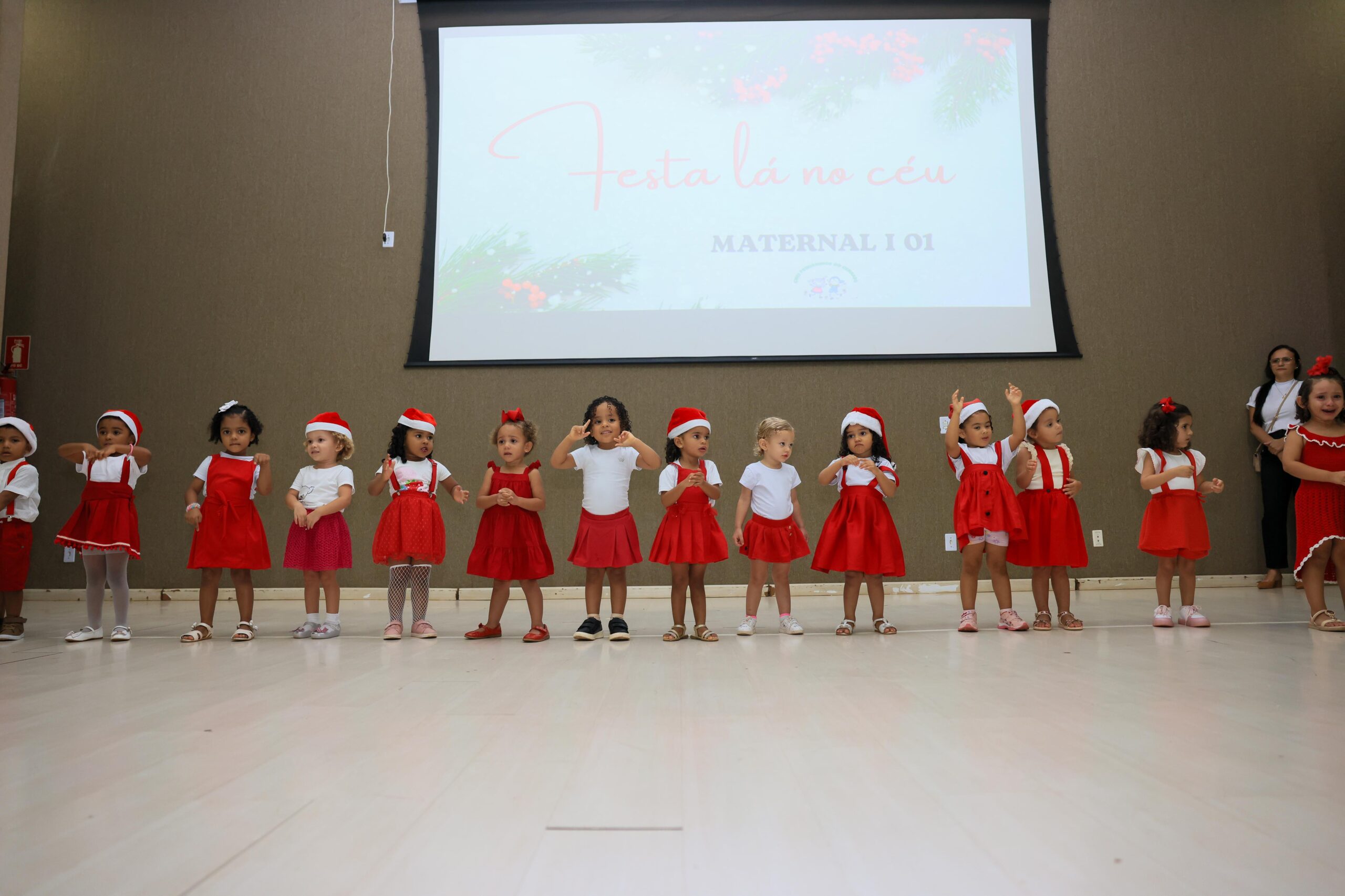 Cmei Pequeninos do Cerrado emociona famílias com Cantata de Natal