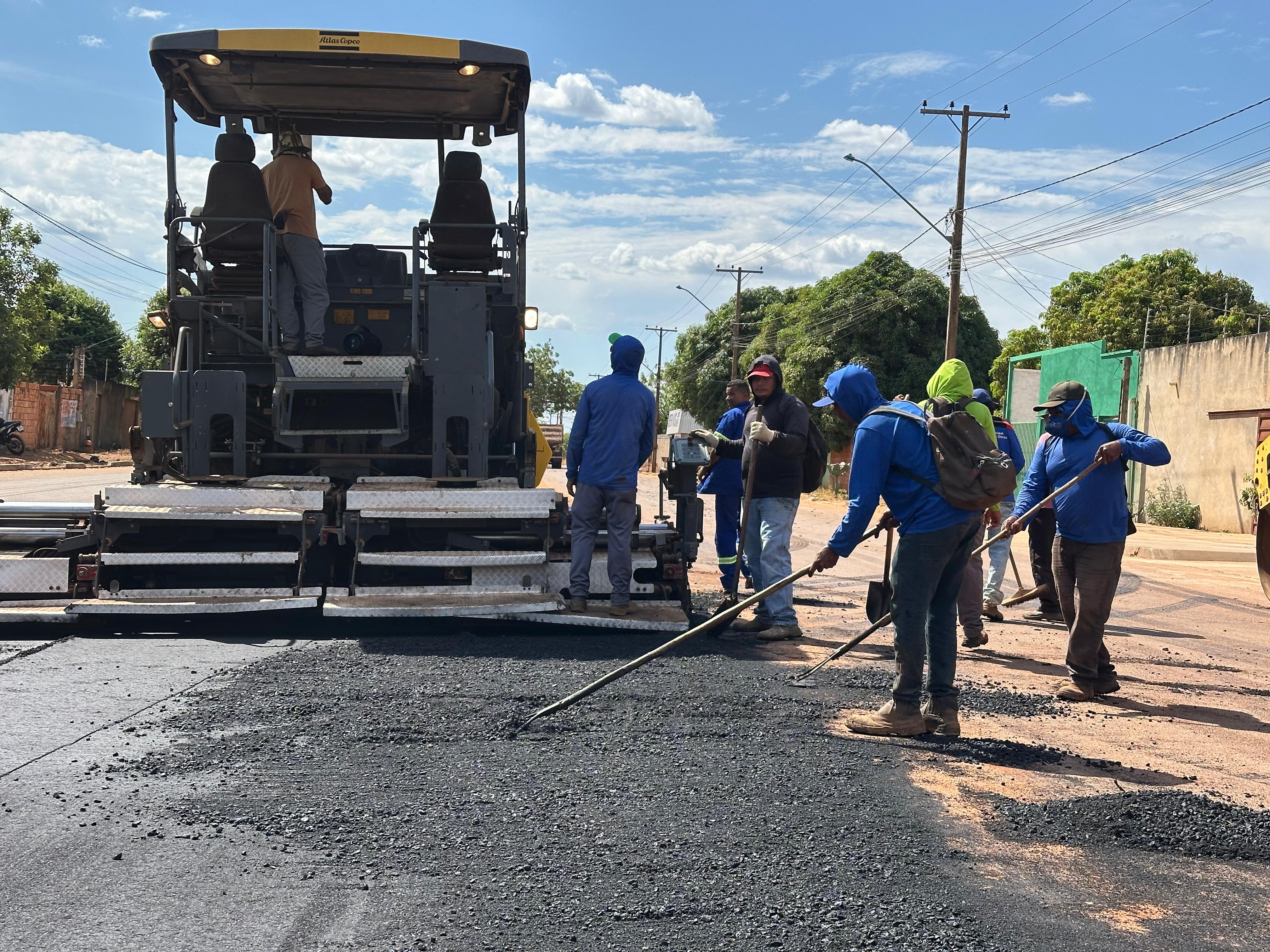 Execução da pavimentação em CBUQ em avenida comercial do setor Taquari