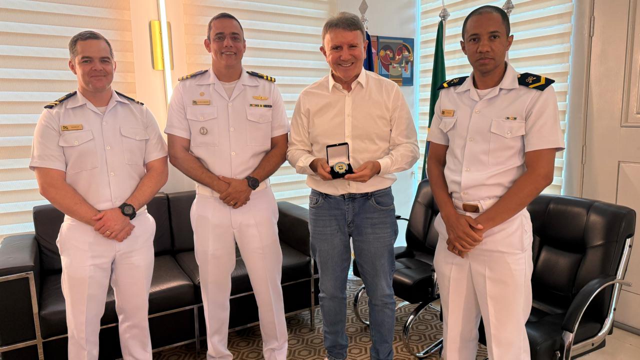 Prefeito recebeu a moeda institucional da Capitania, que simboliza reconhecimento, cooperação e pertencimento 