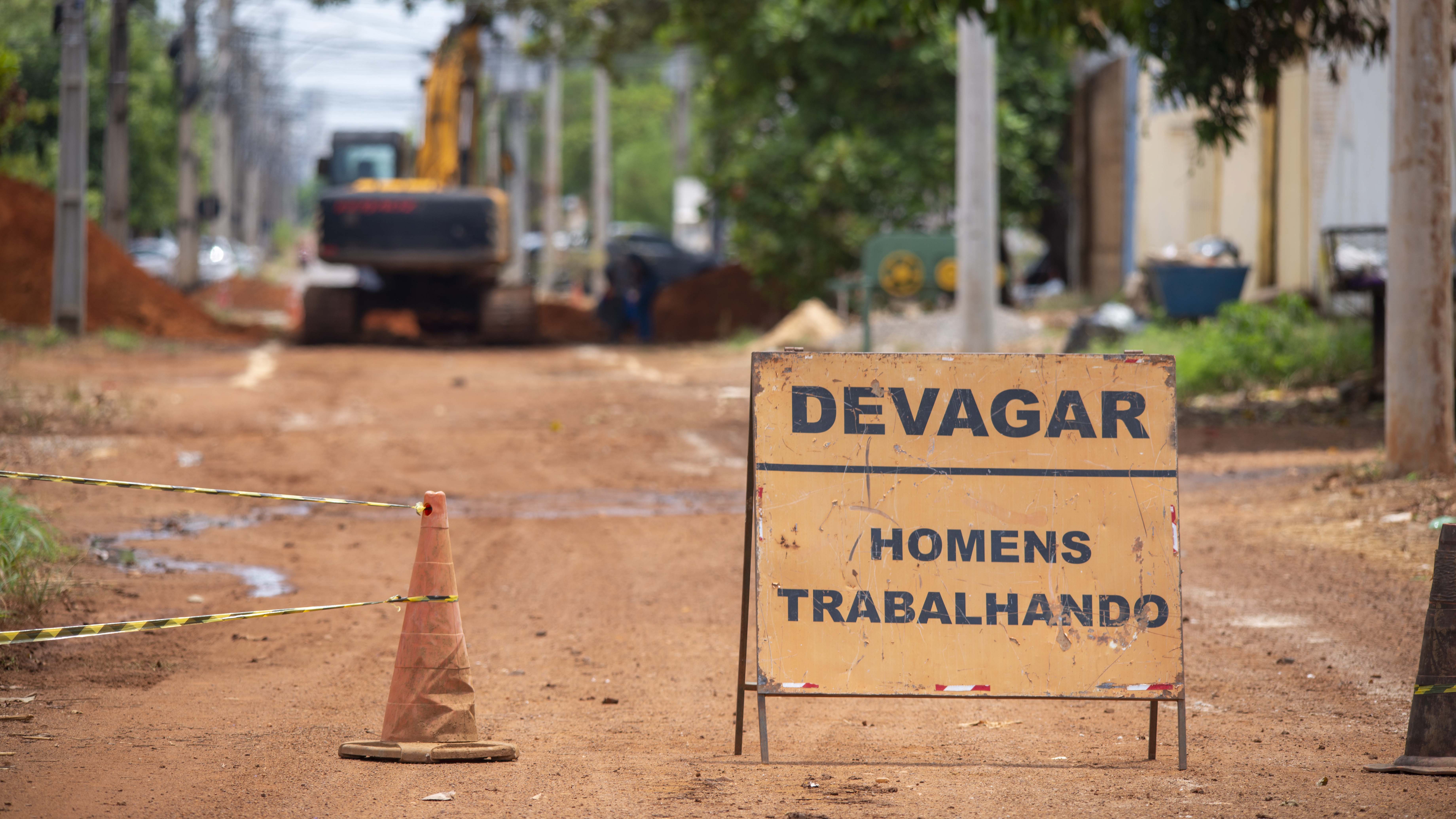 Avenida LO-13 é interditada parcialmente para avanço de obra de drenagem na NS-A