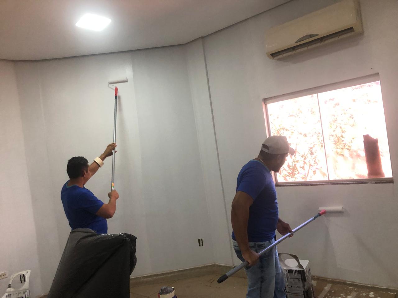 Registro de manutenção da unidade de assistência social com pintura das salas