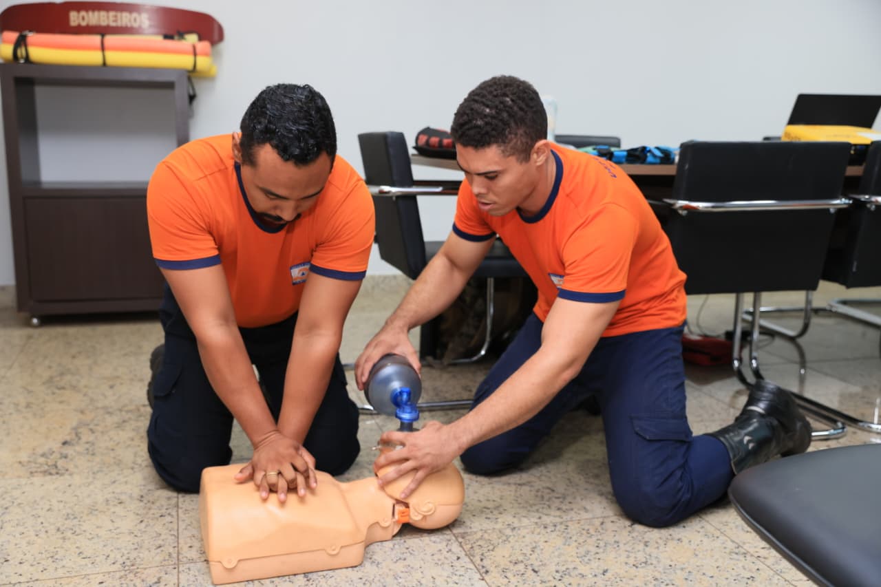 Servidores da Defesa Civil participam de curso de formação de guarda-vidas promovido pelo Corpo de Bombeiros