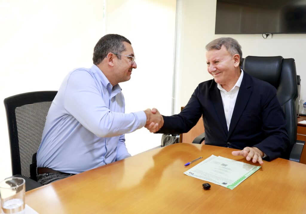 Pastor Danilo Alves Rocha e o prefeito de Palmas, Eduardo Siqueira Campos, formalizam regularização da doação de terreno  
