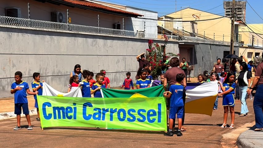 CMEI Carrossel participa pela primeira vez de desfile cívico