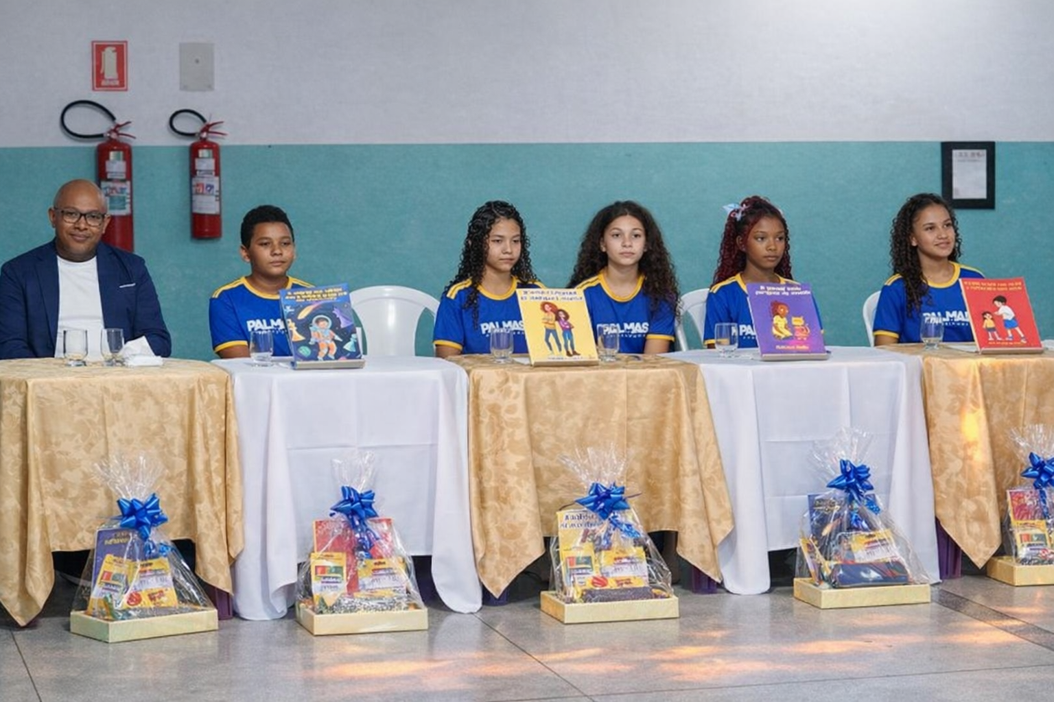 O projeto foi idealizado pelo professor Uágno Lima, que na noite de lançamento, fez parte da mesa de honra, junto como os escritores - Pedro Barbosa