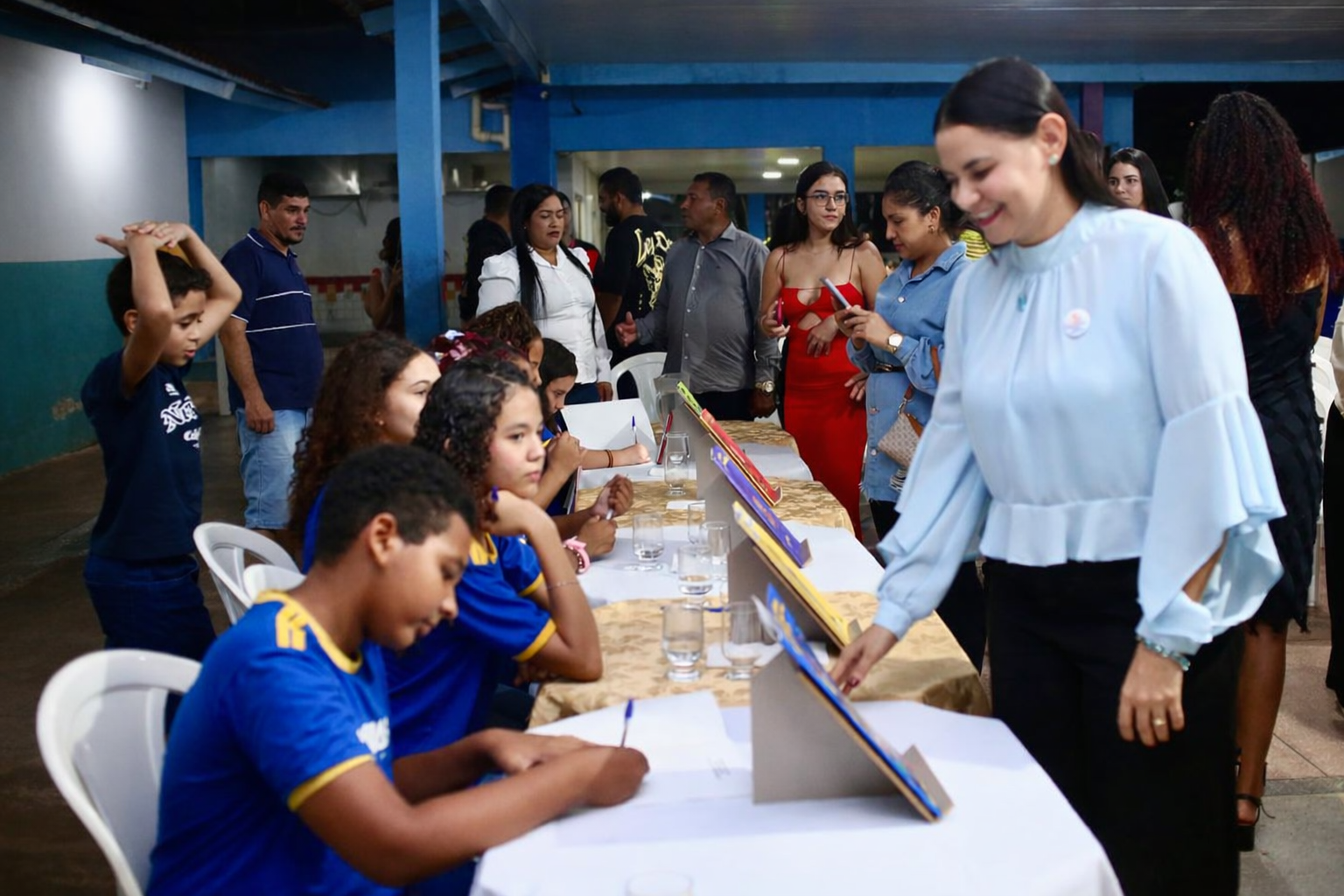 Após o lançamento, os autores autografaram suas obras para o público presente - Pedro Barbosa