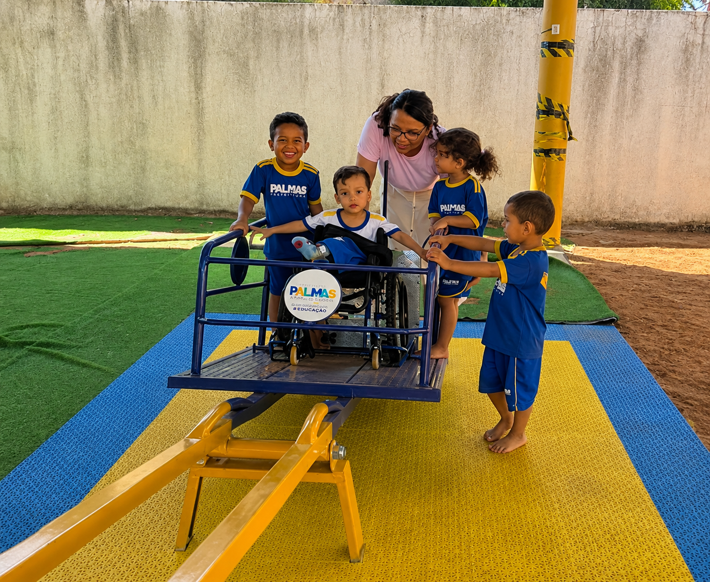 Cmei de Palmas adapta brinquedo para garantir interação de criança cadeirante com a turma