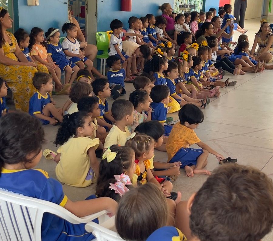 Crianças participam de atividades coletivas com foco em cultura, interação e aprendizagem no ambiente escolar