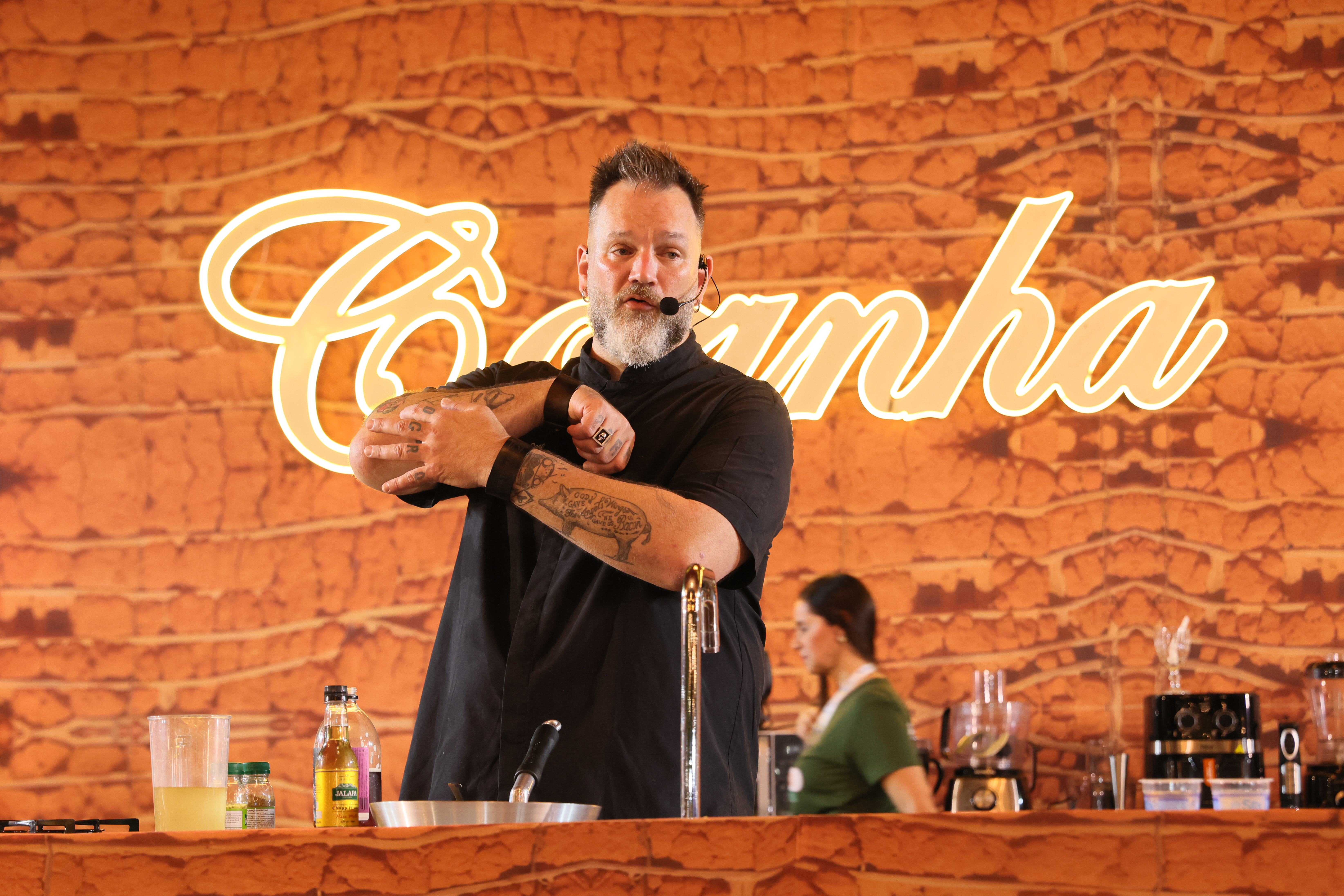 Jimmy Ogro abre Cozinha Show com receita que une carne suína e pequi