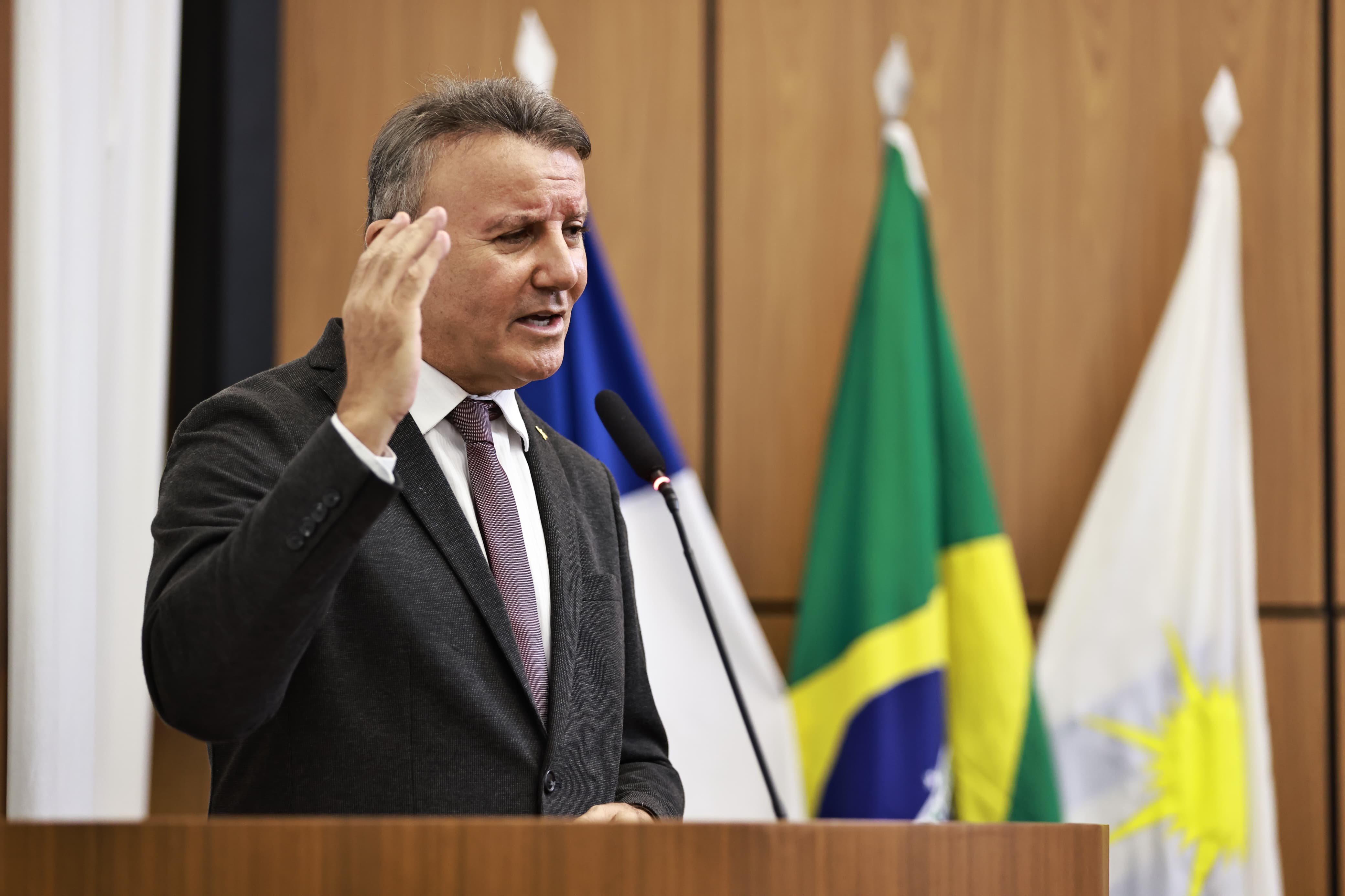 Eduardo Siqueira Campos durante abertura do Legislativo 2025