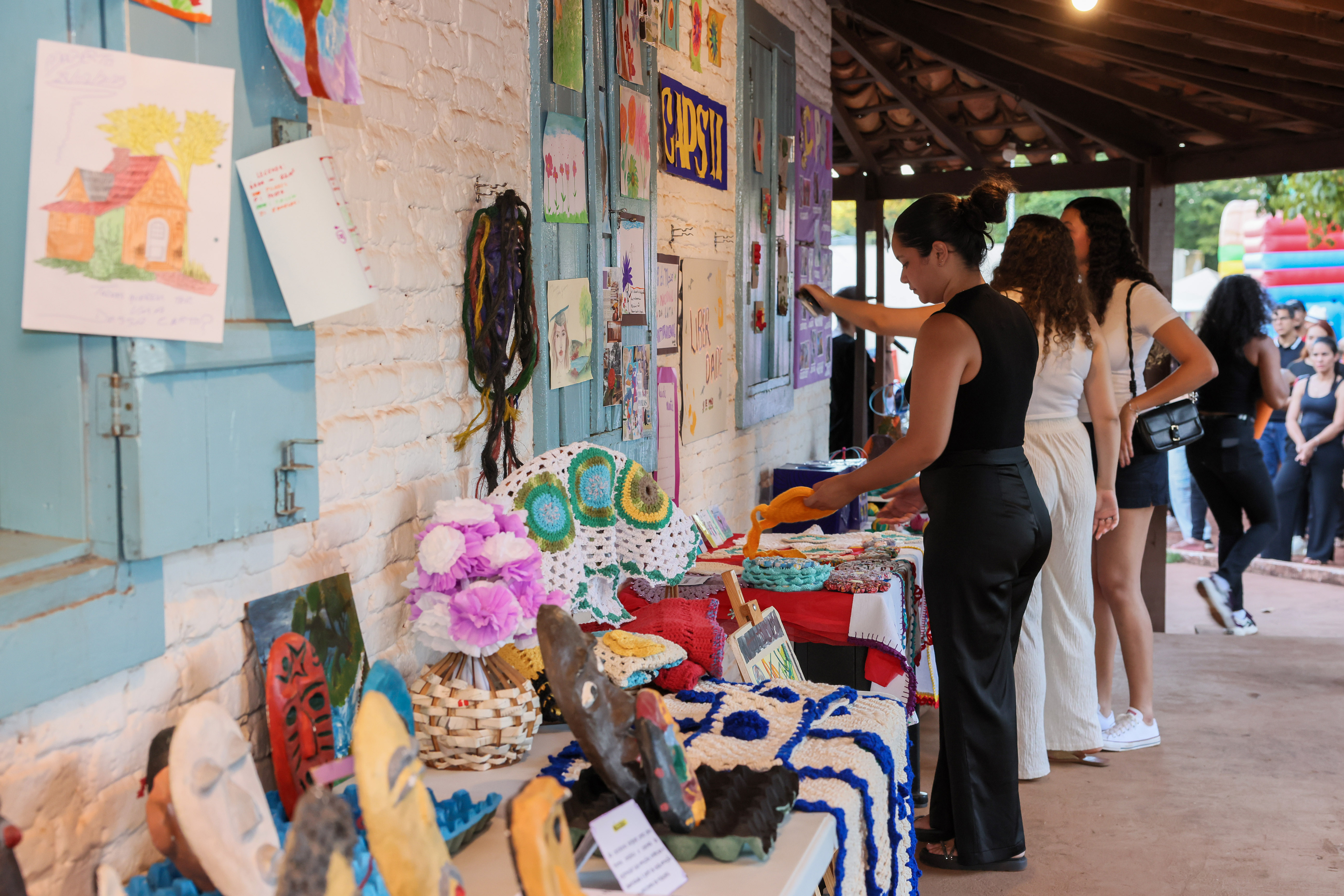 Artesanato e pinturas feitas por pacientes foram expostos no Parque Cesamar