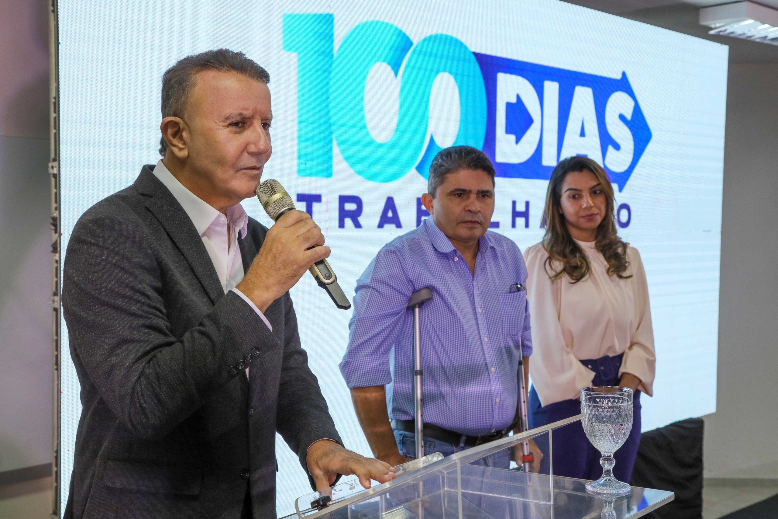 Inspirado pelas palavras de seu pai, o ex-governador Siqueira Campos, prefeito ressaltou a importância de uma vida pública voltada ao serviço da população