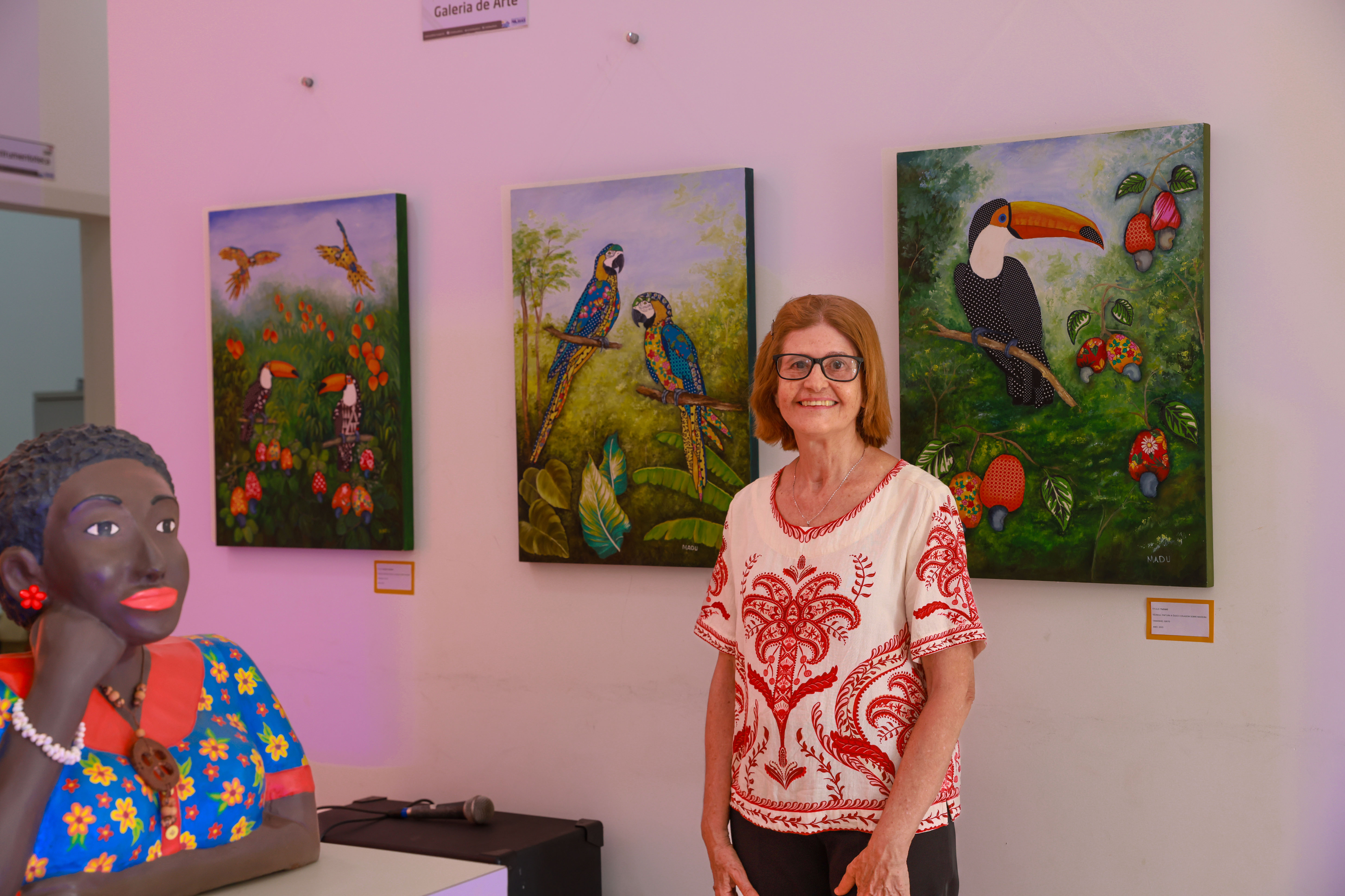 A artista MADU durante a exposição no Espaço +Cultura