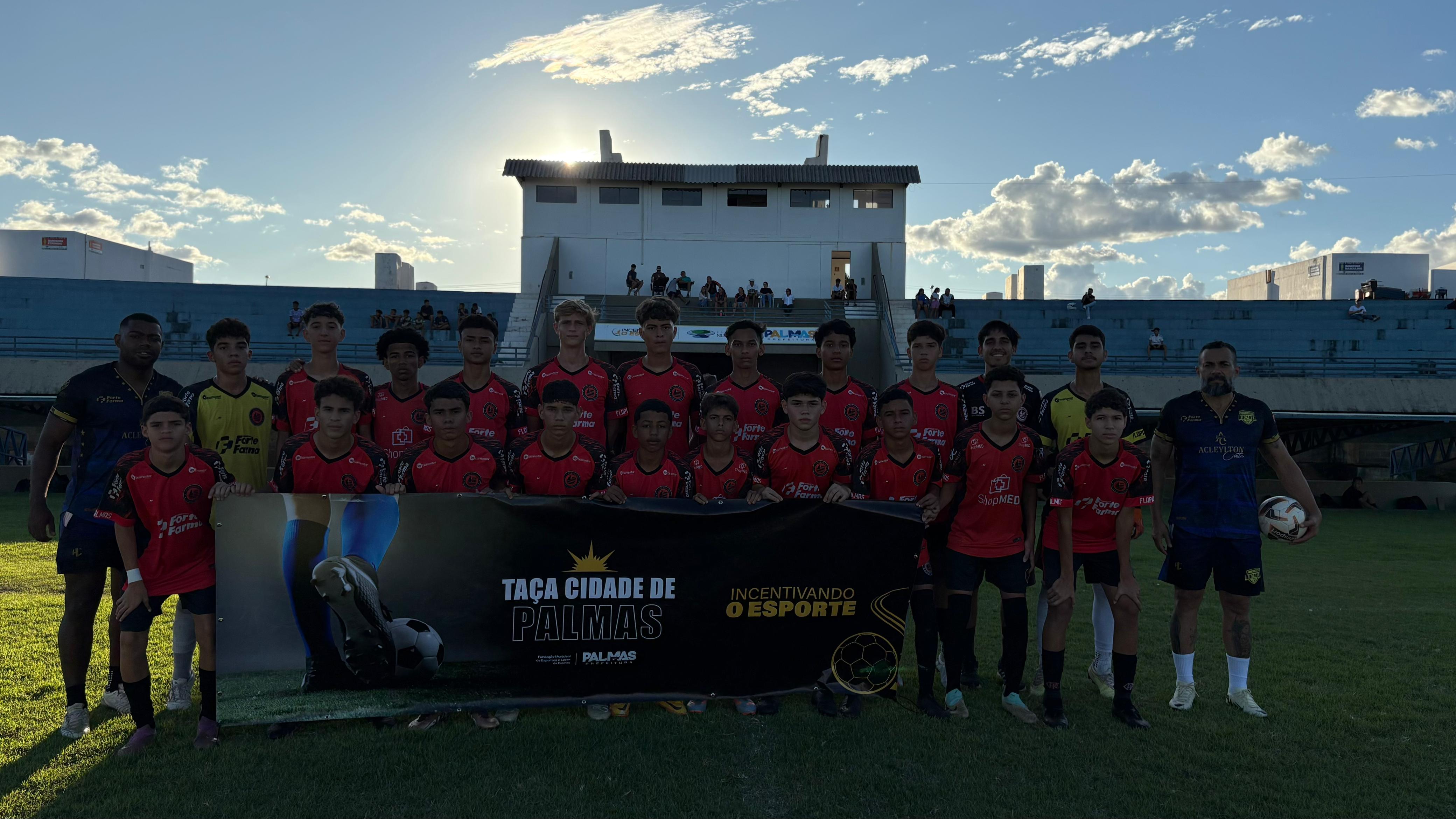 Jogadores do sub 15 da FlaPalmas que golearam o Projeto Vitória por 15x0