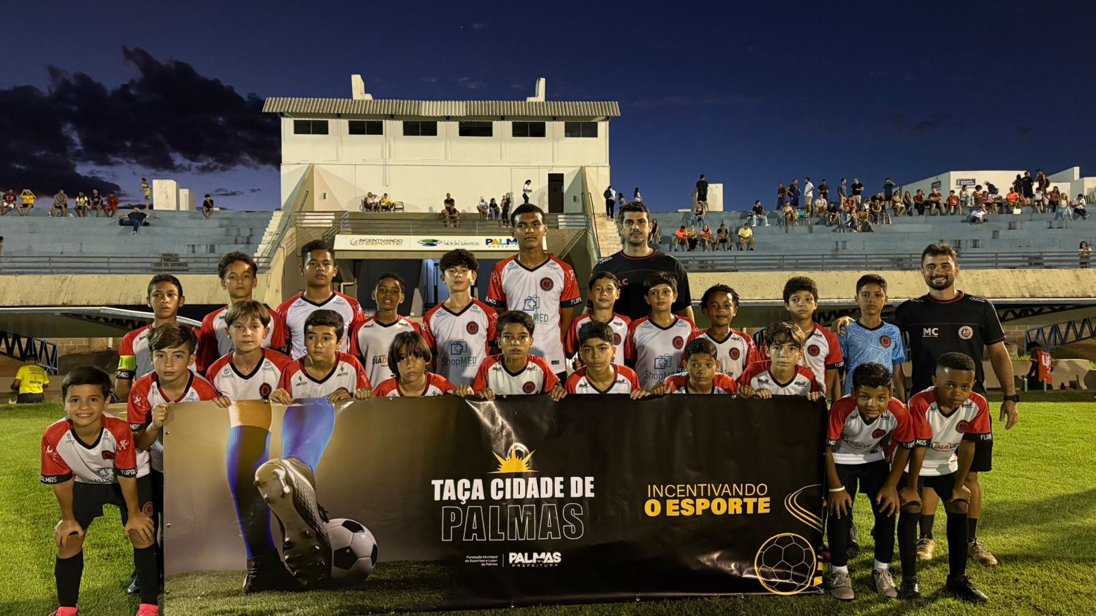 Jogadores da FlaPalmas venceram o Projeto Vitória por 11x0