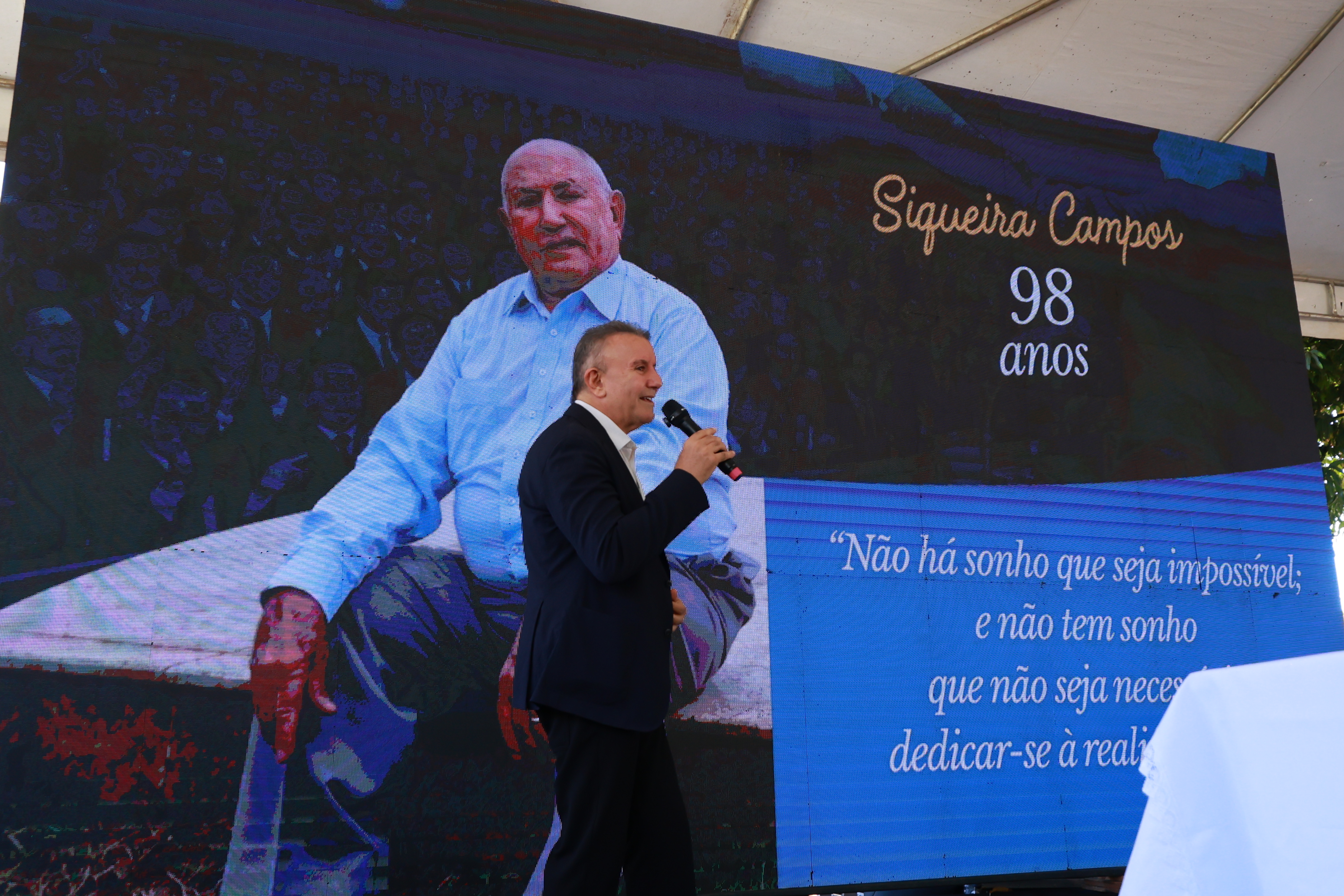 Missa em memória a Siqueira Campos reúne pioneiros e emociona fiéis presentes