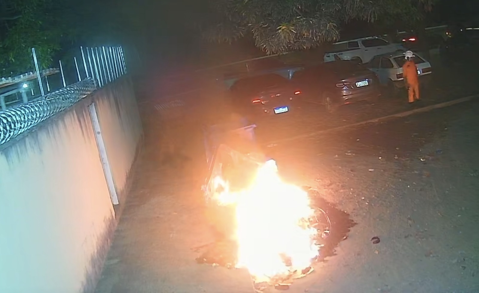 Contêiner público é incendiado na Arse 71 e Prefeitura de Palmas reforça alerta contra vandalismo