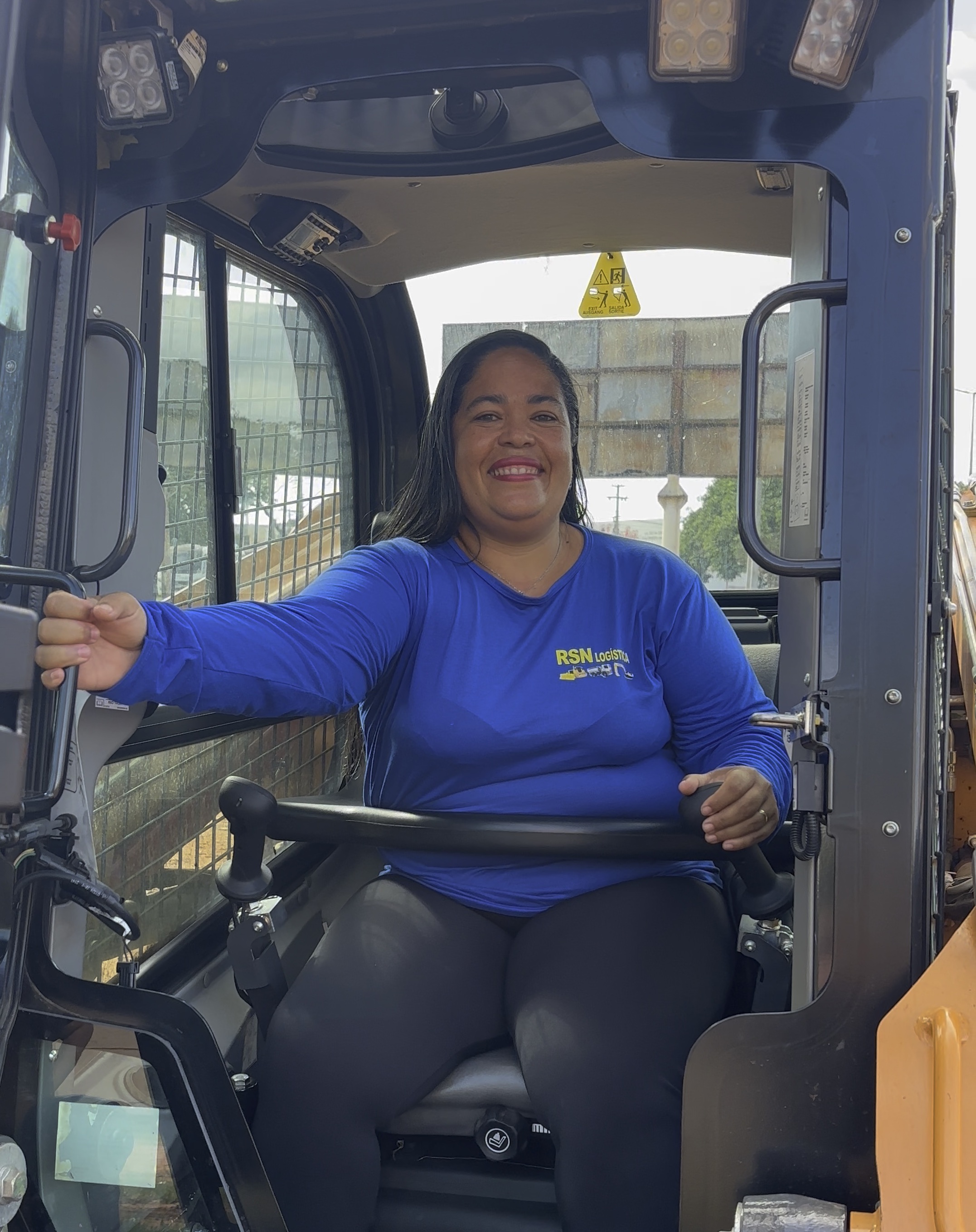 Íris Souza integra a equipe de limpeza e foi a primeira mulher a operar máquina