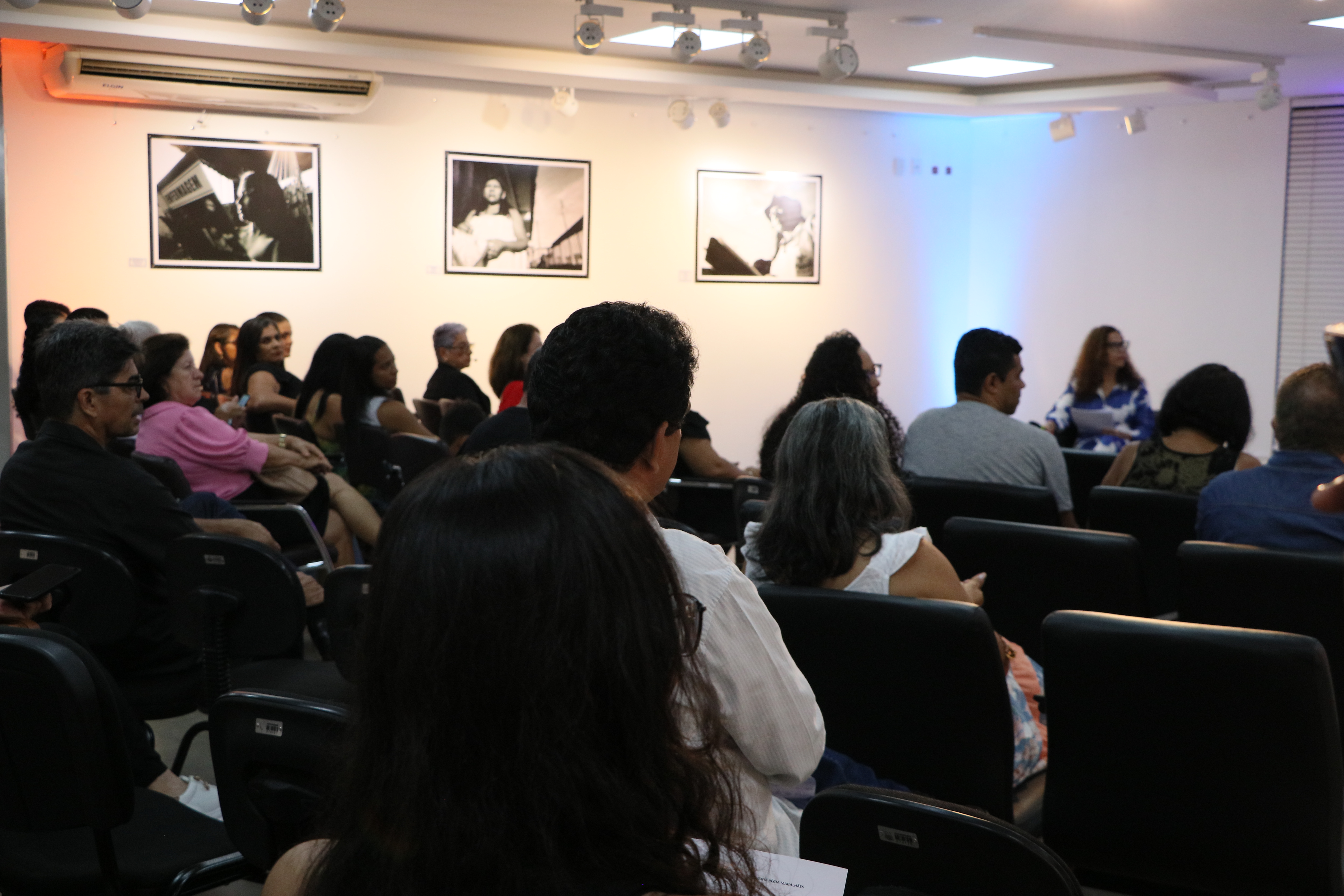 O evento reuniu amigos, familiares e leitores na Biblioteca Jornalista Jaime Câmara
Imagem: Stefânia Royo 