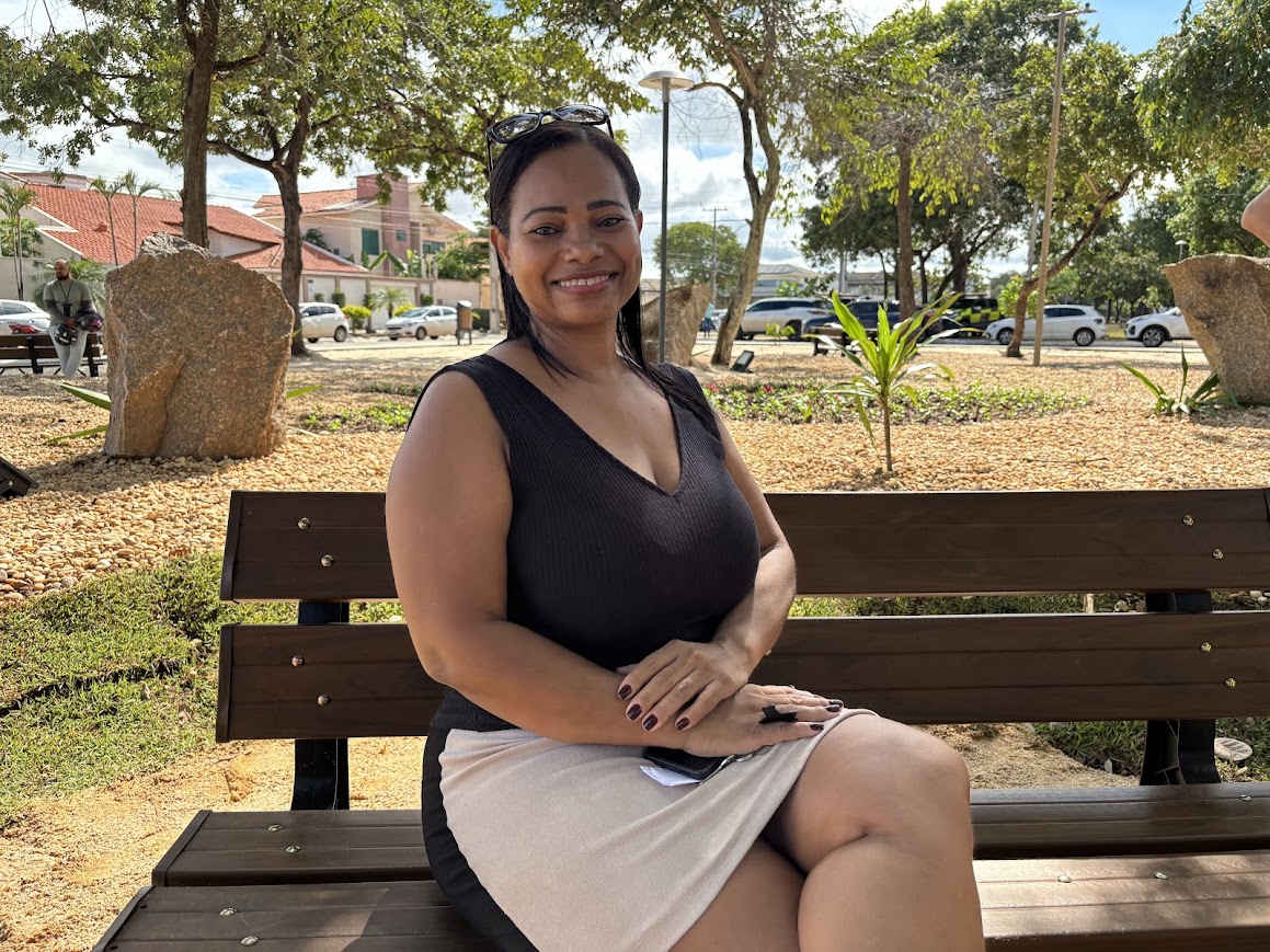 Professora Ana Cleide na praça da Arso 53 (507 Sul)