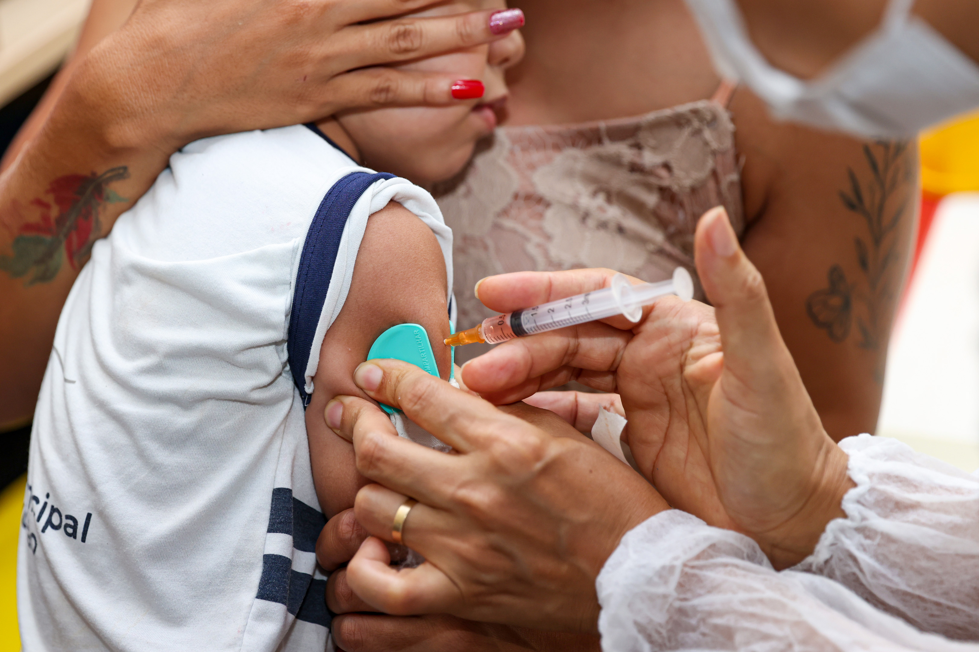 Crianças e adolescentes de até 19 anos serão vacinados nas escolas 