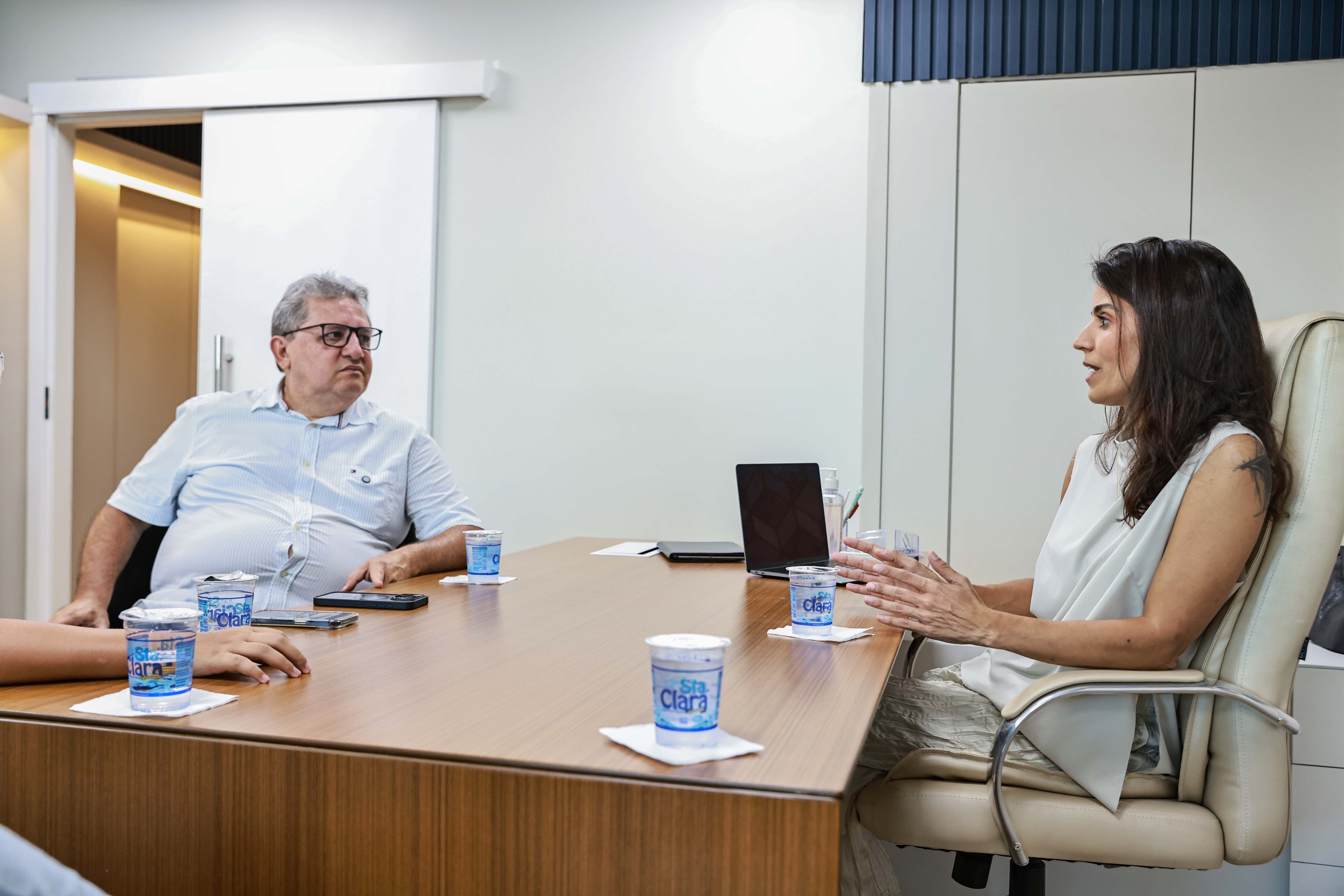 Secretária Gabriela Siqueira Campos recebe deputado estadual Jair Farias para discutir novos investimentos na causa animal