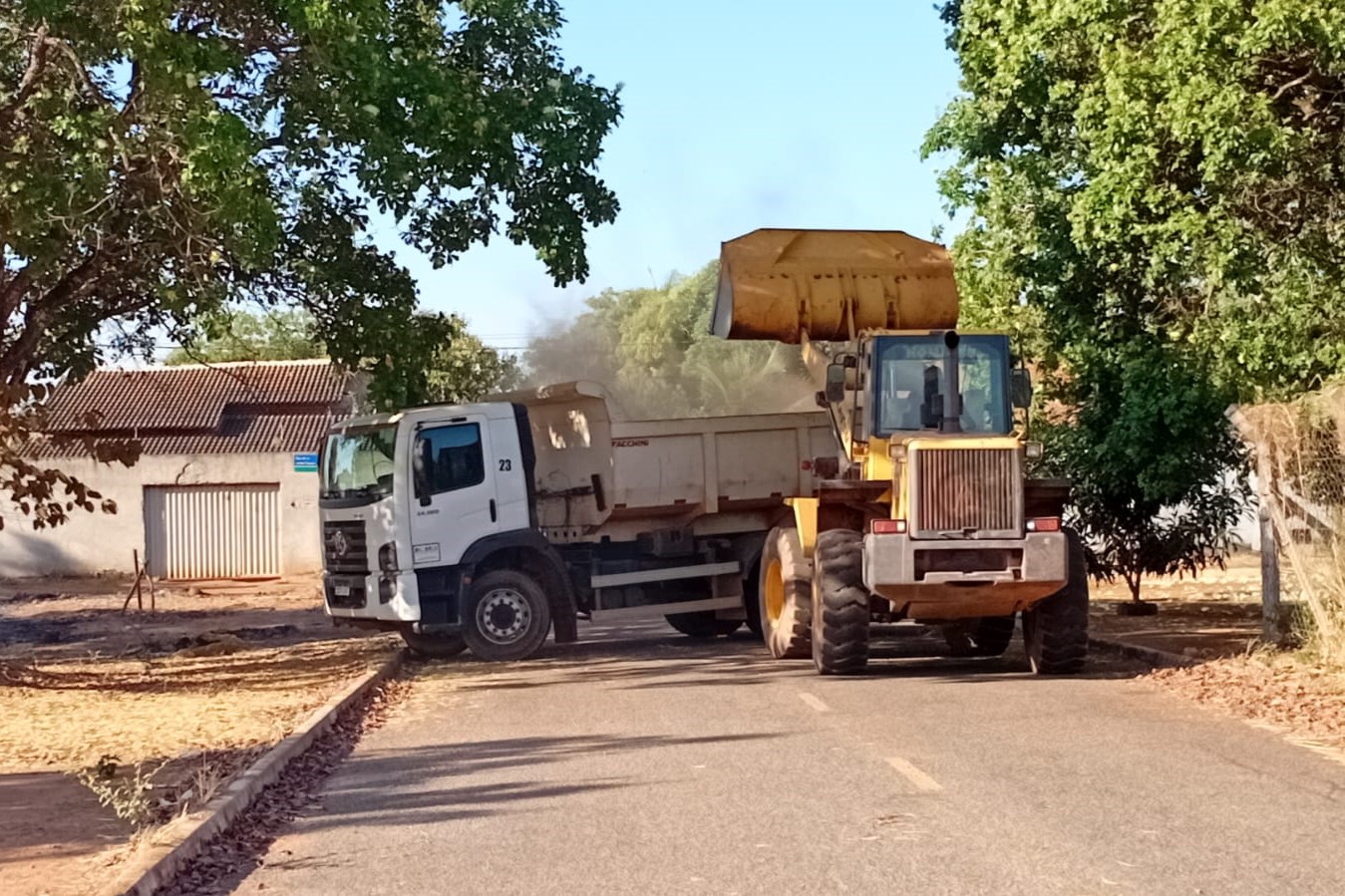 Retirada de entulho no Jardim Taquari próximo à Escola Municipal Lucia Sales
